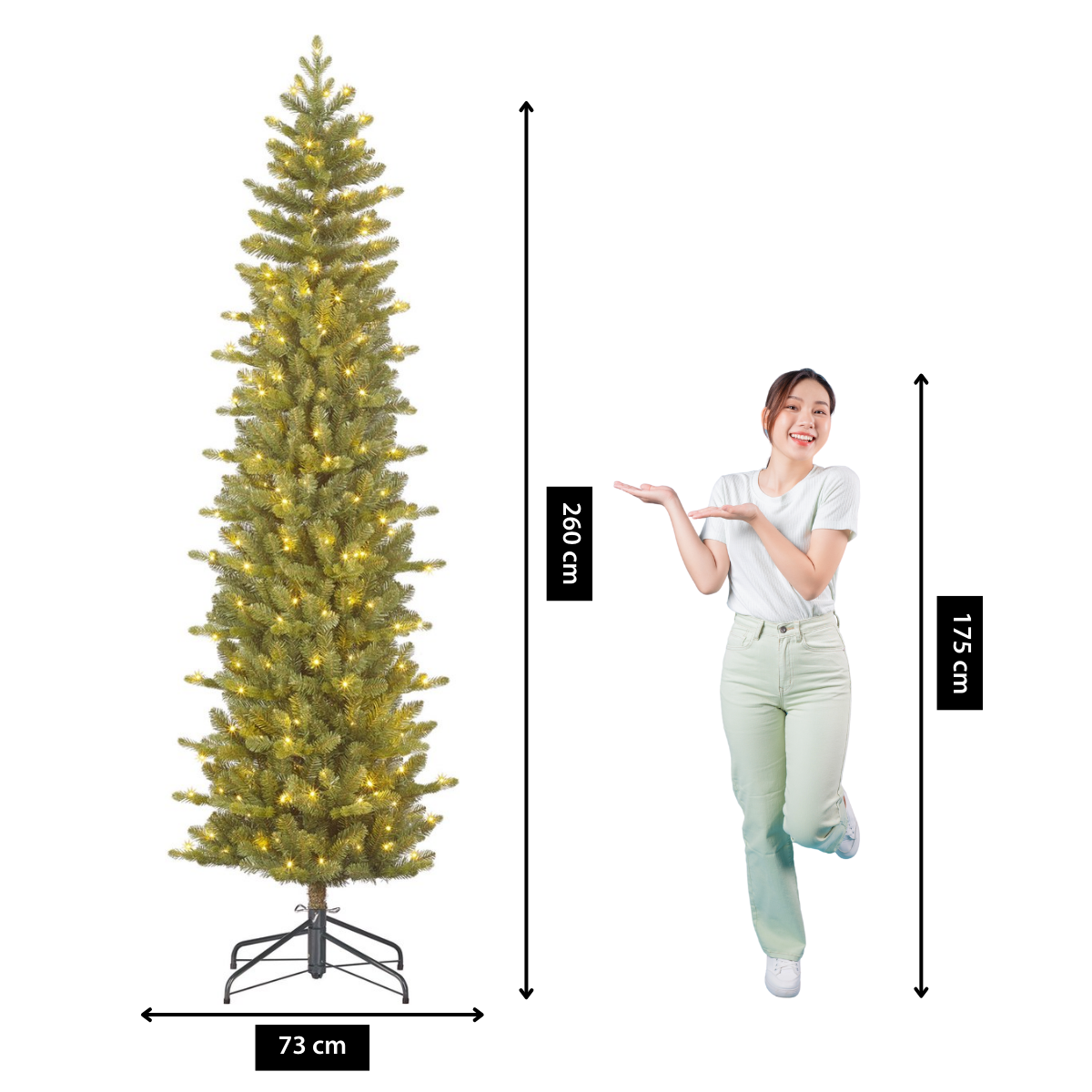 Une femme se tient à côté d'un sapin de Noël. L'arbre mesure 260 cm de haut et 73 cm de large. La femme mesure 175 cm de haut.