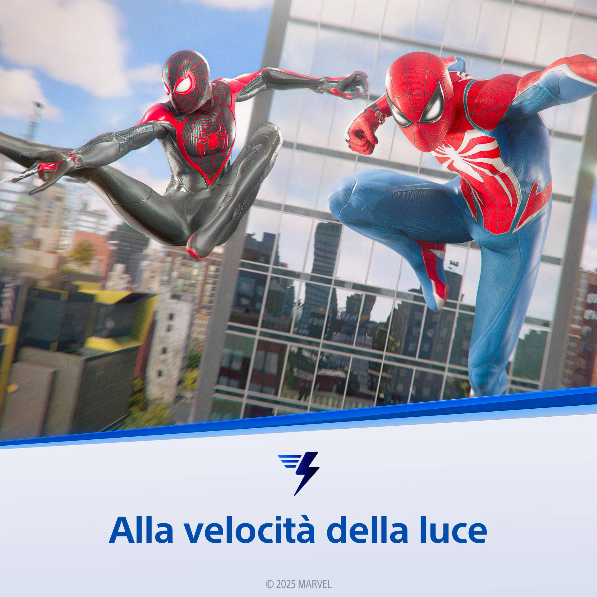 Twee Spider-Mans in actie, een zwart-rode, een rood-blauwe, vliegen voor een stadsgezicht met een blauwe lucht.