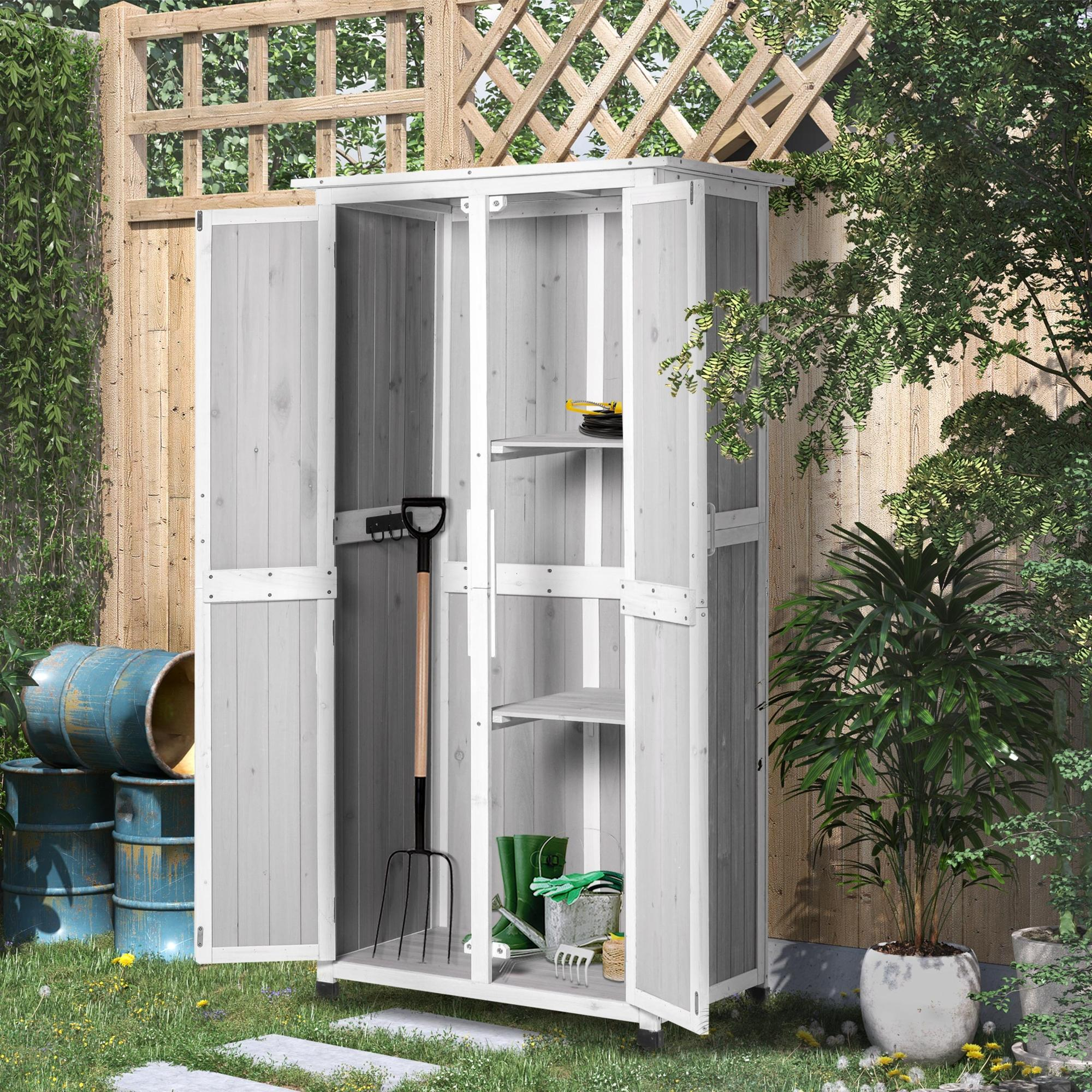 Un capanno da giardino con porte aperte, attrezzi all'interno. Barili a sinistra, piante a destra.