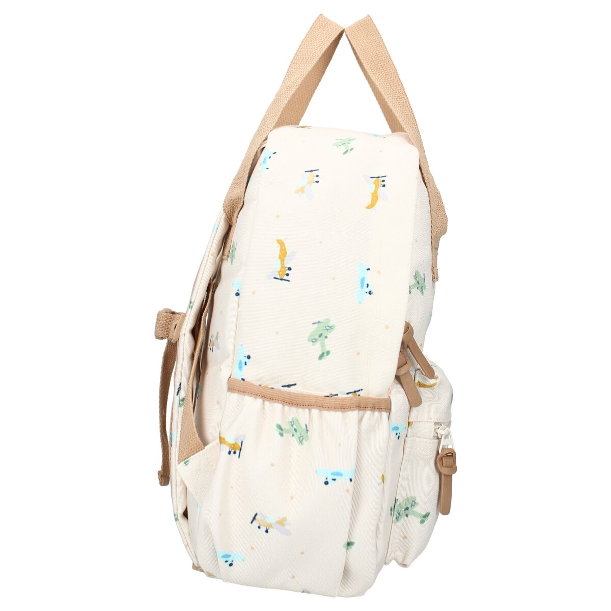 Ein cremefarbener Rucksack mit Flugzeugmustern. Er hat braune Träger und Taschen. Der Hintergrund ist weiß.