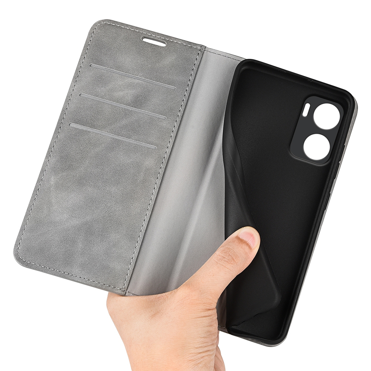 Een hand houdt een grijze telefoonhoes open, met een zwarte telefoon. De hoes is leerachtig met kaartsleuven.