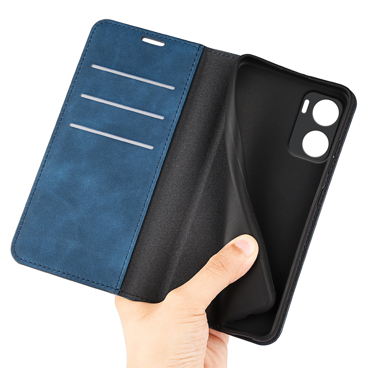 Een hand houdt een blauwe telefoonhoes vast. De hoes is open en onthult een zwart interieur en kaartsleuven. Witte achtergrond.