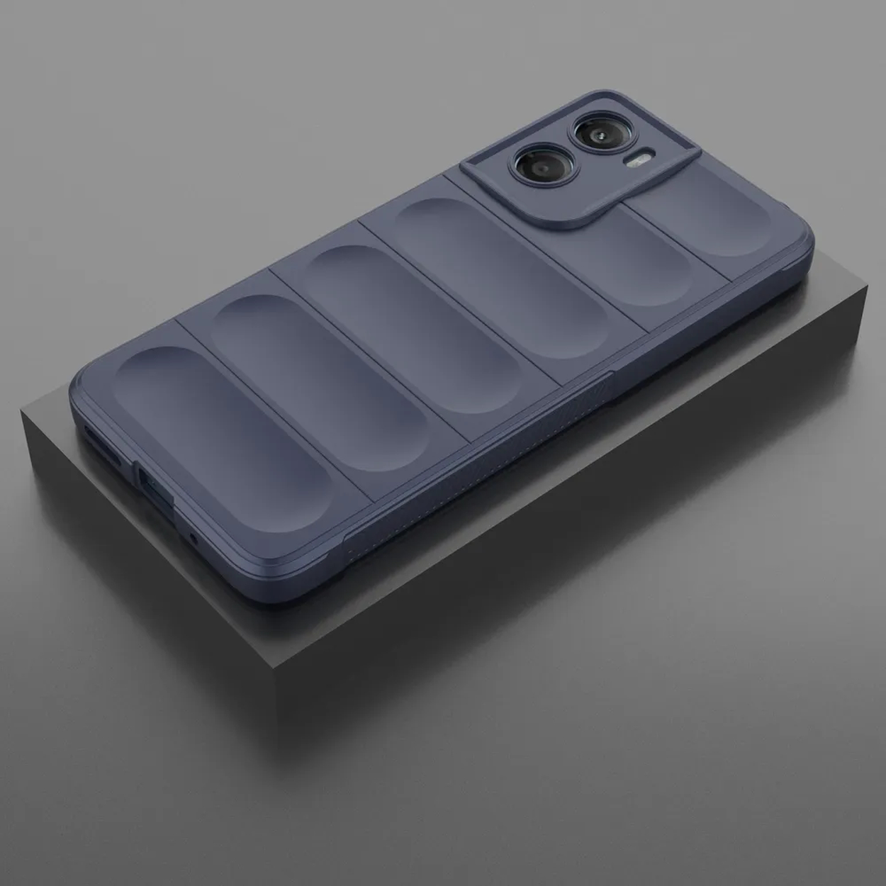 Une coque de téléphone bleu foncé sur une plateforme grise foncée. La coque a un design texturé et des doubles lentilles.