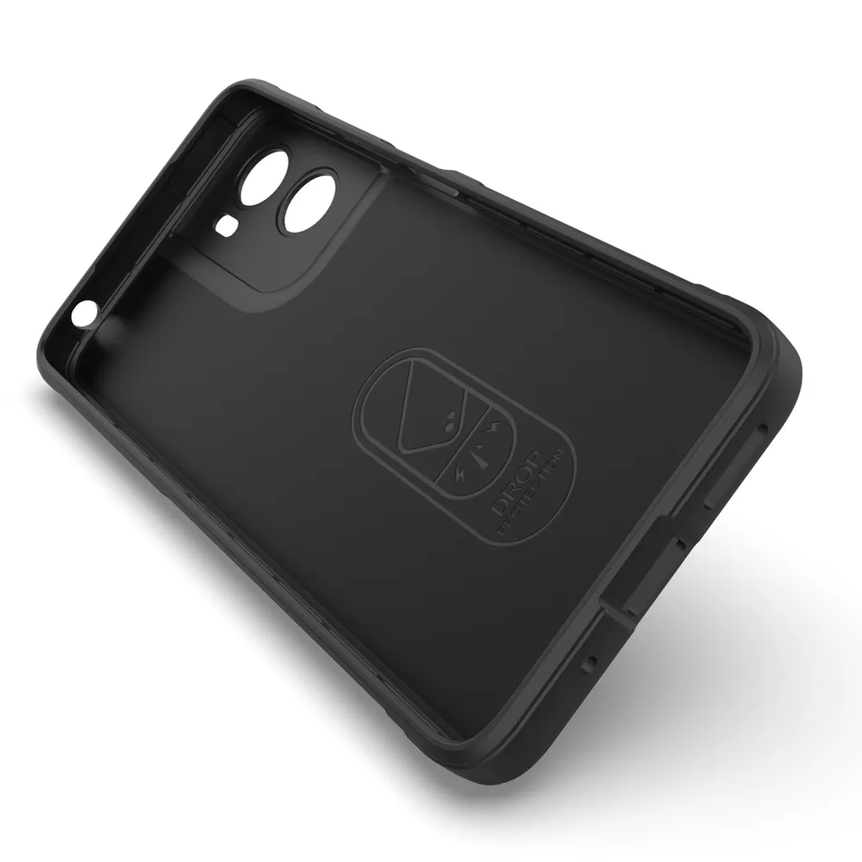Une coque de téléphone noire, inclinée sur une surface blanche. Elle comporte des ouvertures pour la caméra et les boutons. Le logo de la marque est en relief à l'intérieur.
