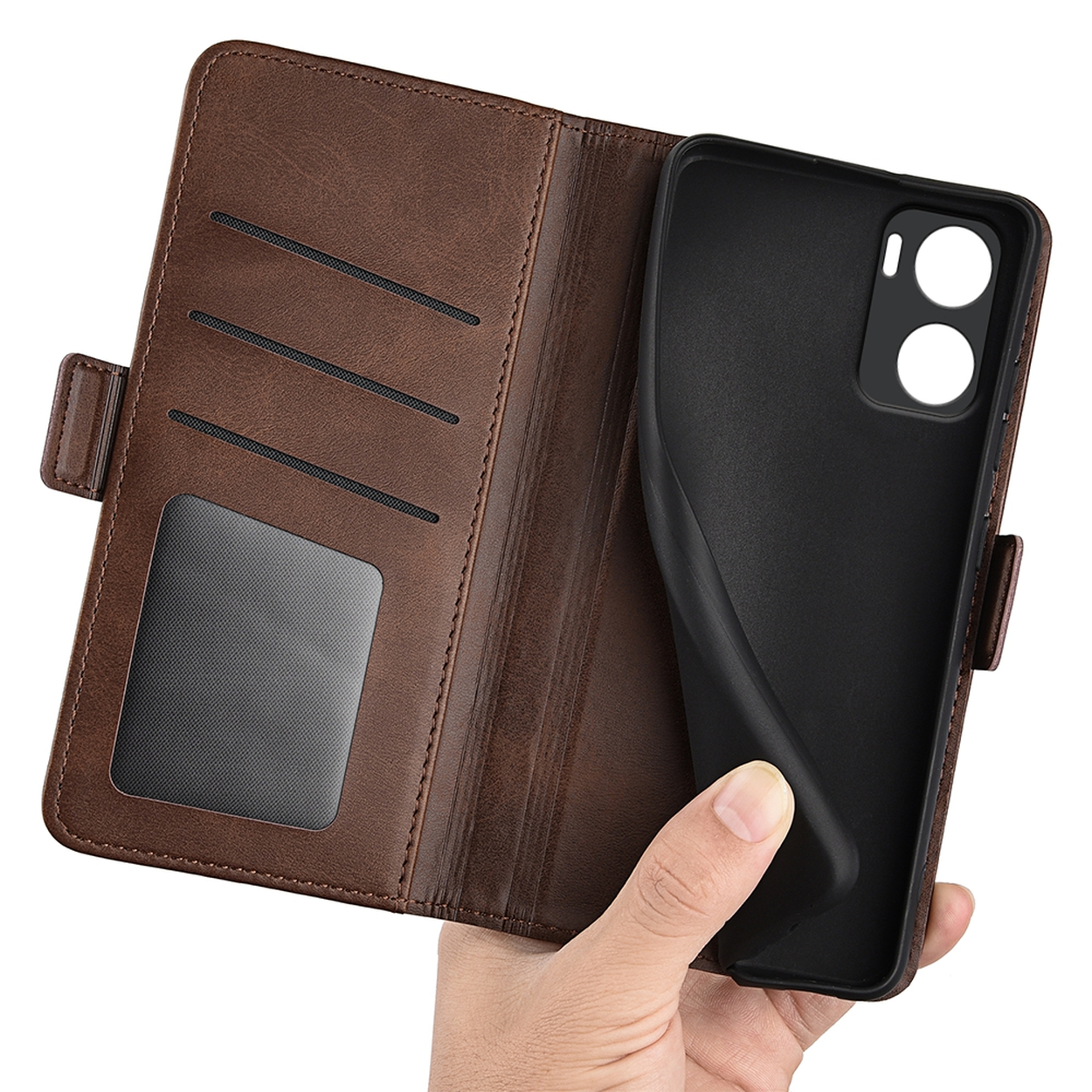 Un étui de téléphone en cuir marron est ouvert, révélant un support de téléphone noir. Une main tient le support. Des fentes pour cartes et une fenêtre transparente sont visibles.