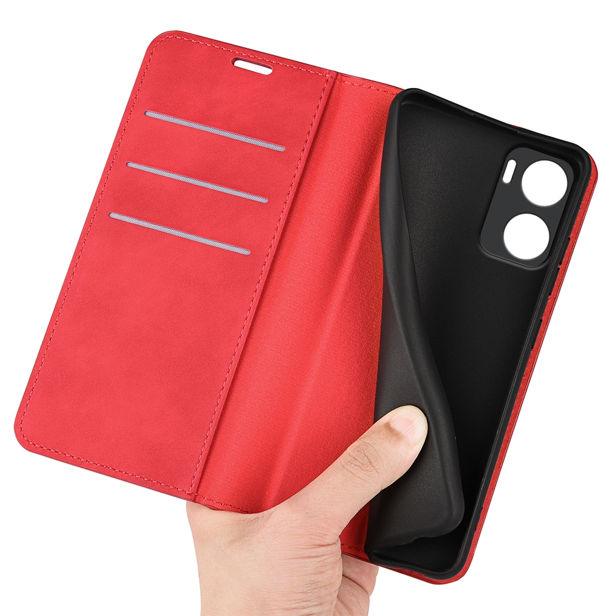 Een hand houdt een rode telefoonhoes open, met een zwart interieur. De hoes heeft kaartsleuven. De camera van de telefoon is zichtbaar.