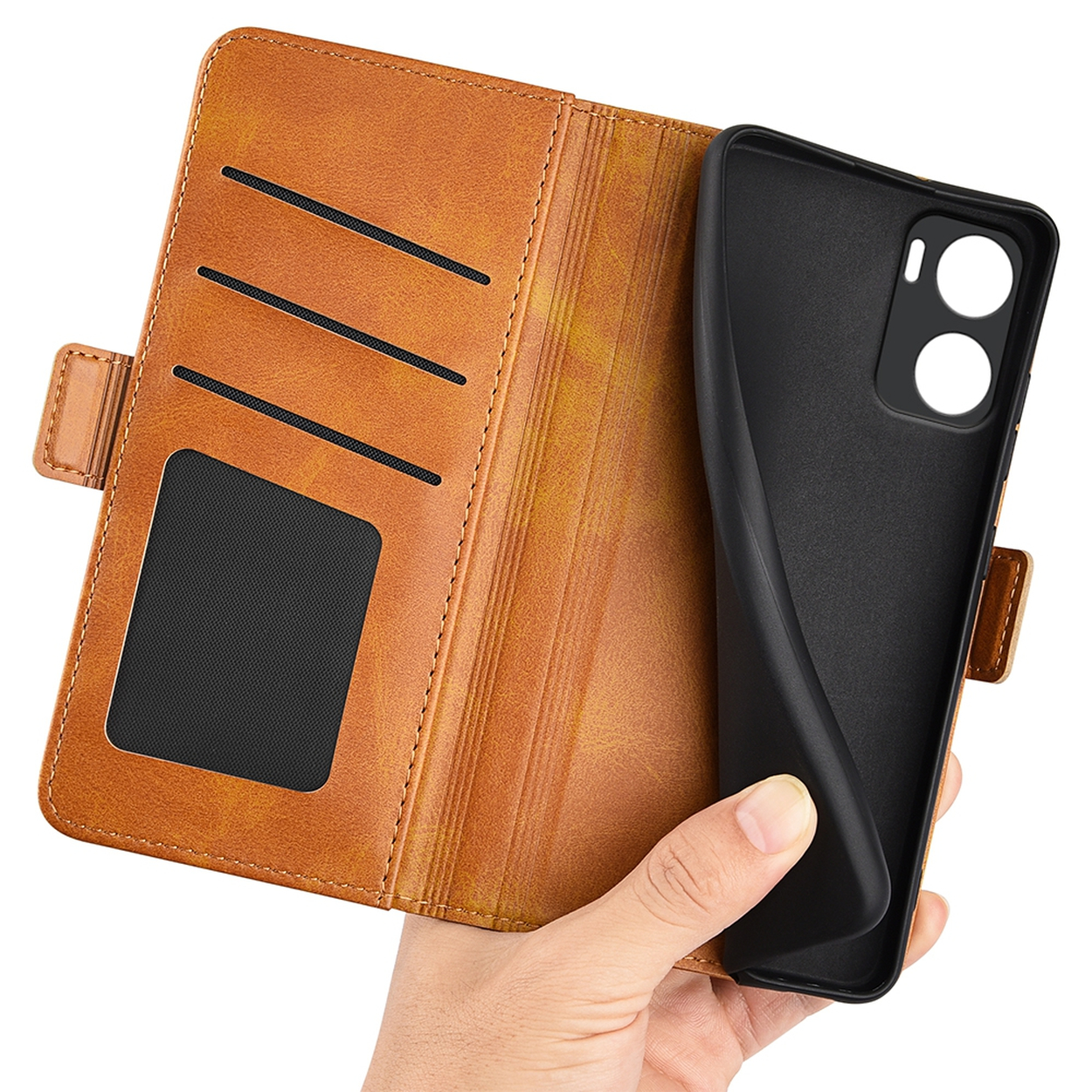 Une main tient un étui de téléphone noir à côté d'un portefeuille en cuir marron ouvert. Le portefeuille a des fentes pour cartes et une fenêtre d'identification transparente.