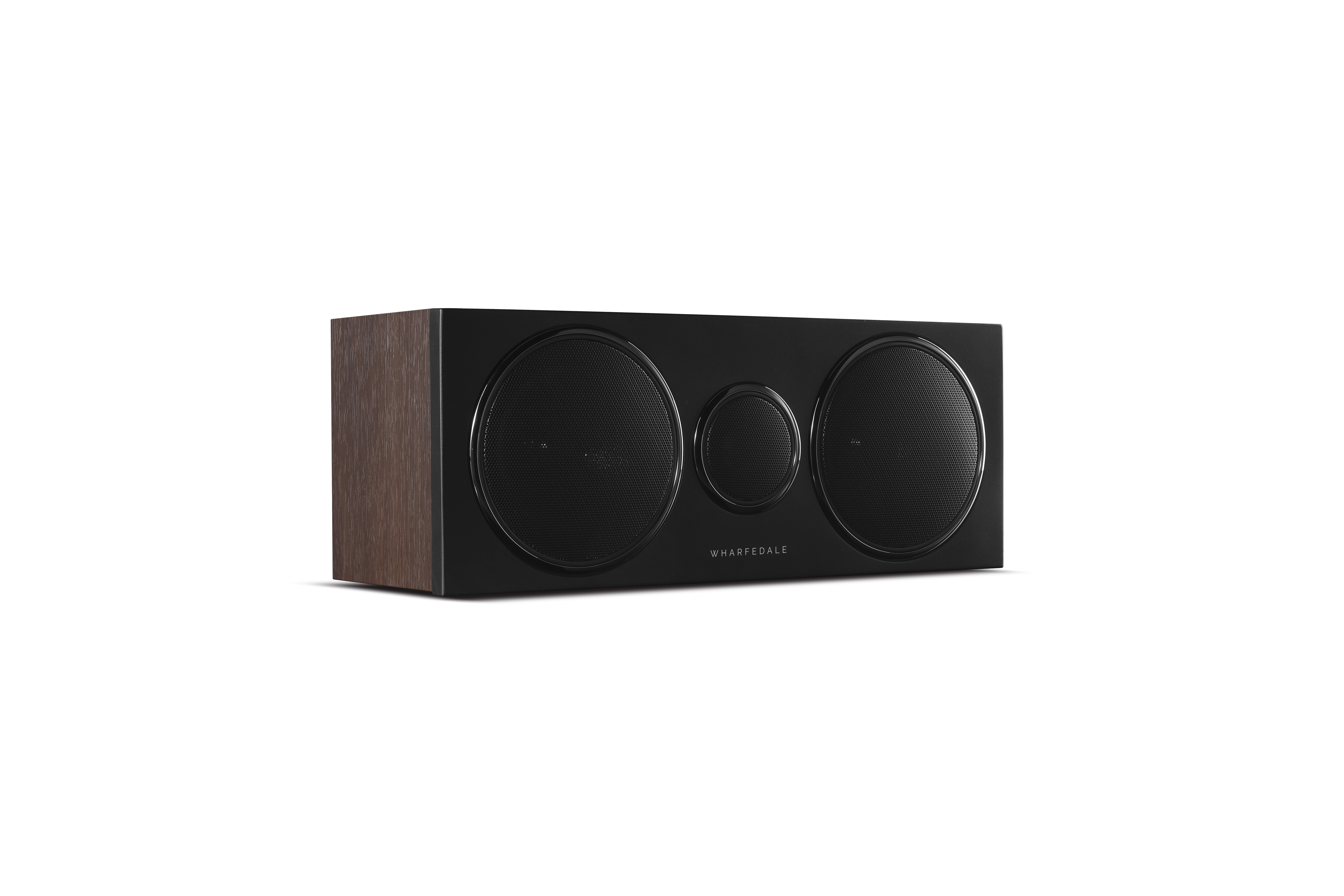 Een Wharfedale soundbar met drie luidsprekers. De linkerkant is van hout. De voorkant is zwart met luidsprekergaas.