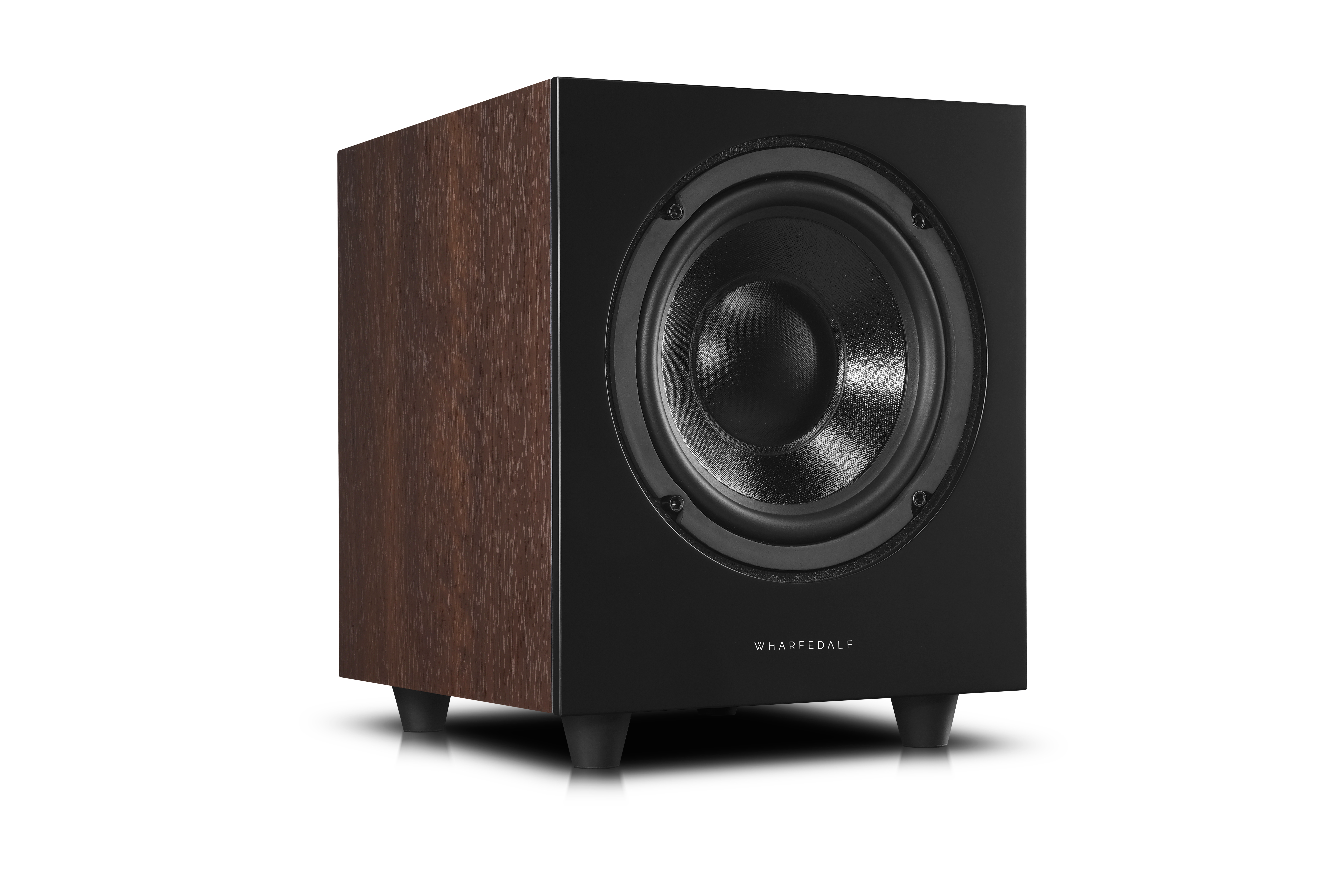 Een zwarte subwoofer met een donker houten zijpaneel. De luidspreker heeft een grote centrale driver.