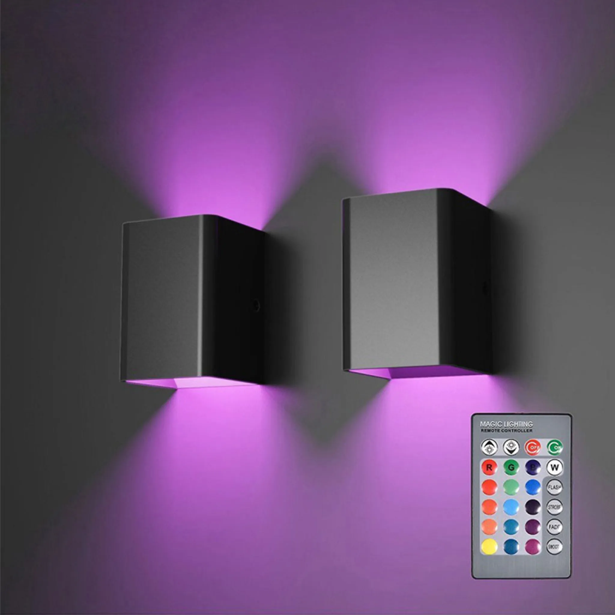 Zwei schwarze Wandlampen, die violettes Licht ausstrahlen. Rechts ist eine Fernbedienung.