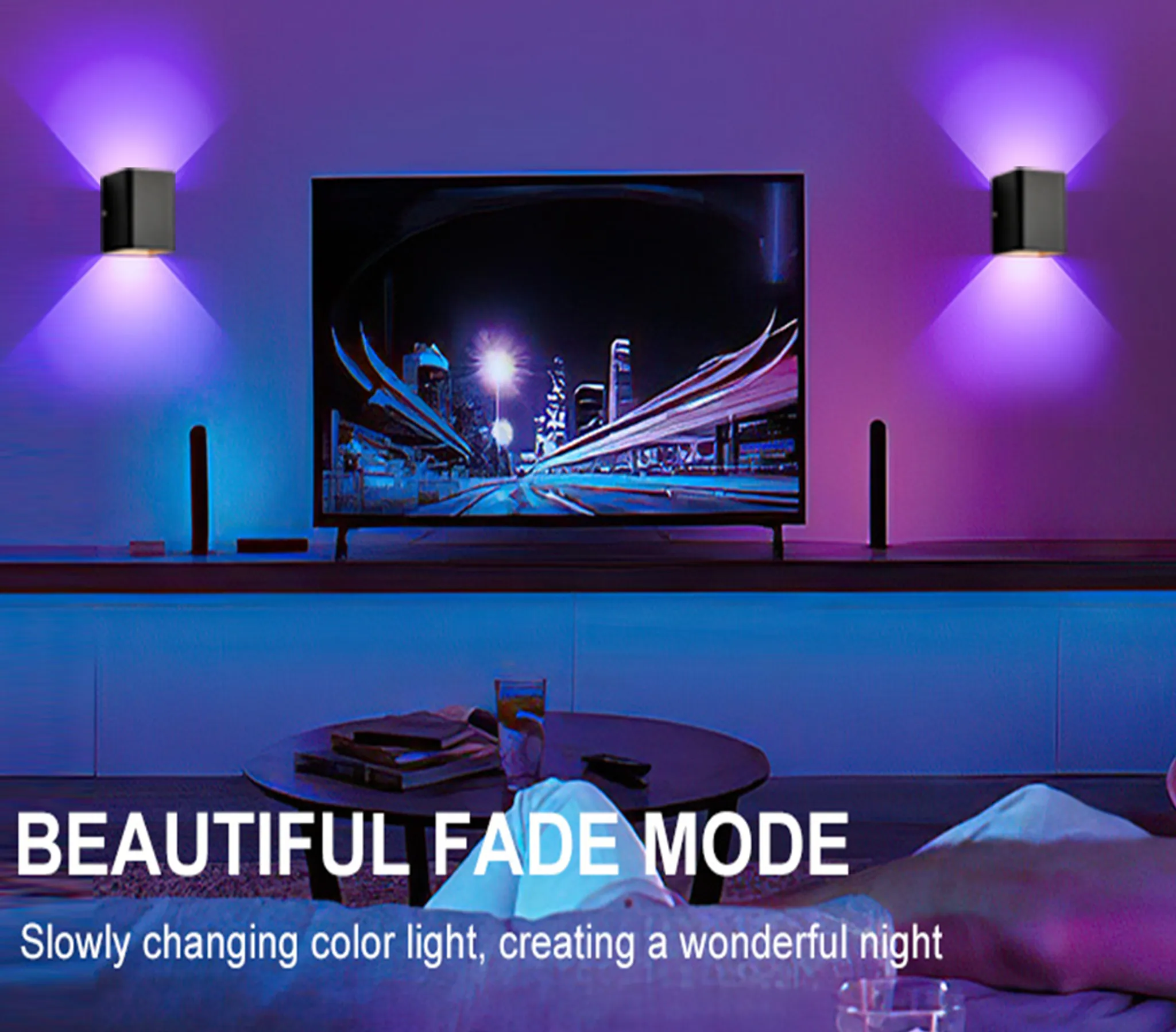 Ein Raum mit Fernseher, Lampen und Couchtisch. Lampen strahlen lila Licht aus. Text: 'BEAUTIFUL FADE MODE'.