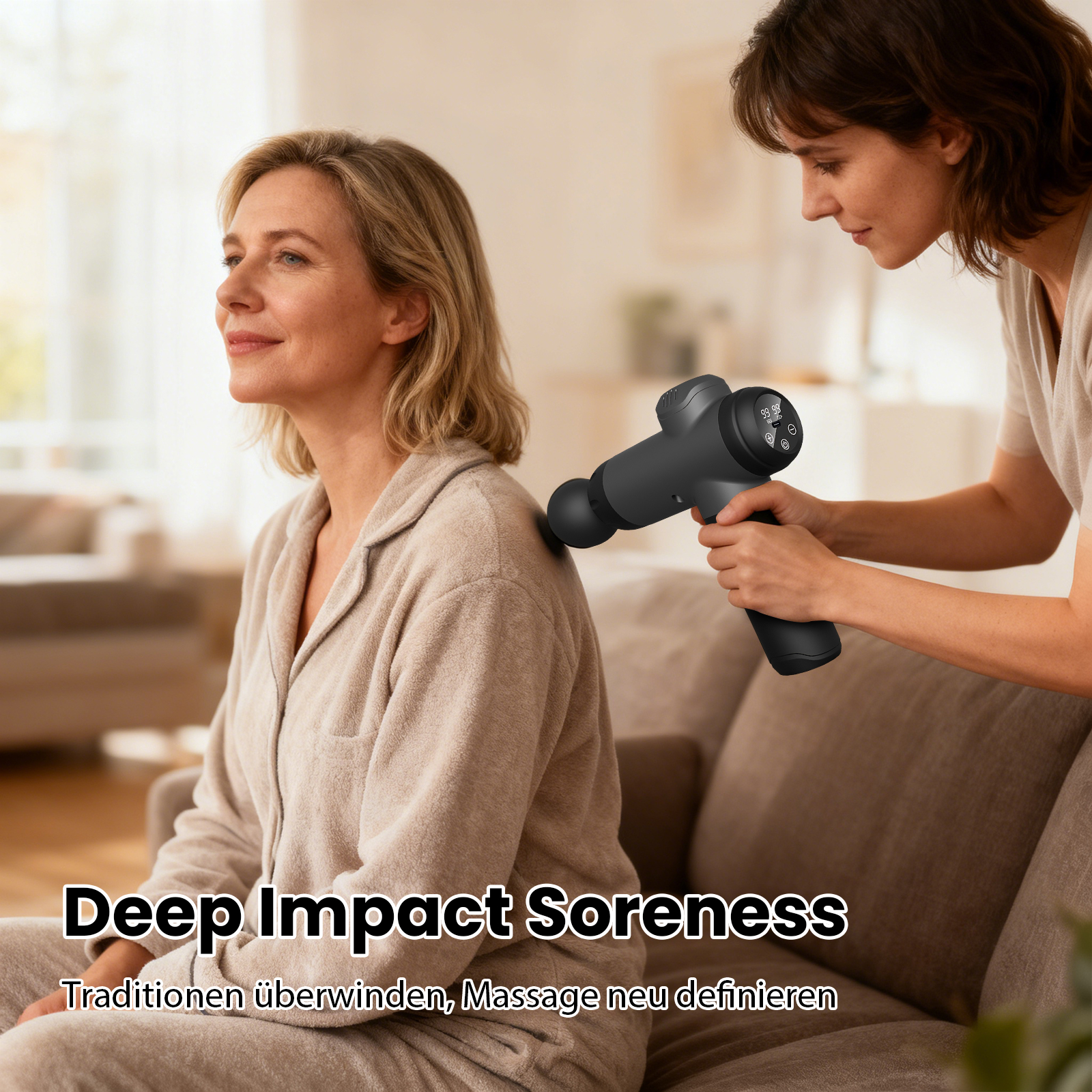 Eine Frau erhält eine Rückenmassage mit einer schwarzen Massagepistole. Eine andere Frau hält das Gerät. Die Szene ist drinnen auf einem Sofa.