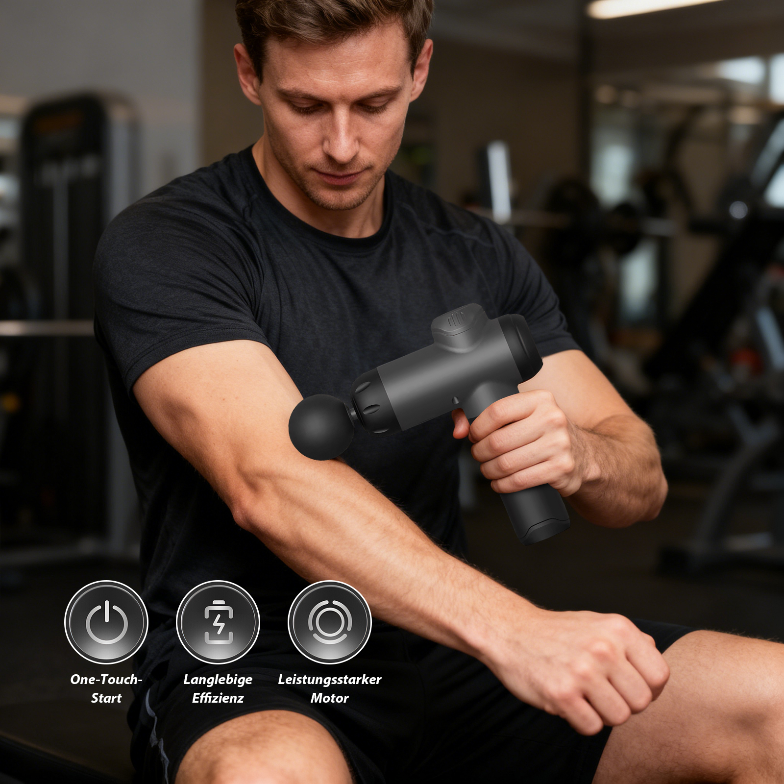 Mann benutzt Massagepistole am Arm im Fitnessstudio. Die Pistole ist schwarz. Symbole für Start, Effizienz und Motor werden gezeigt.