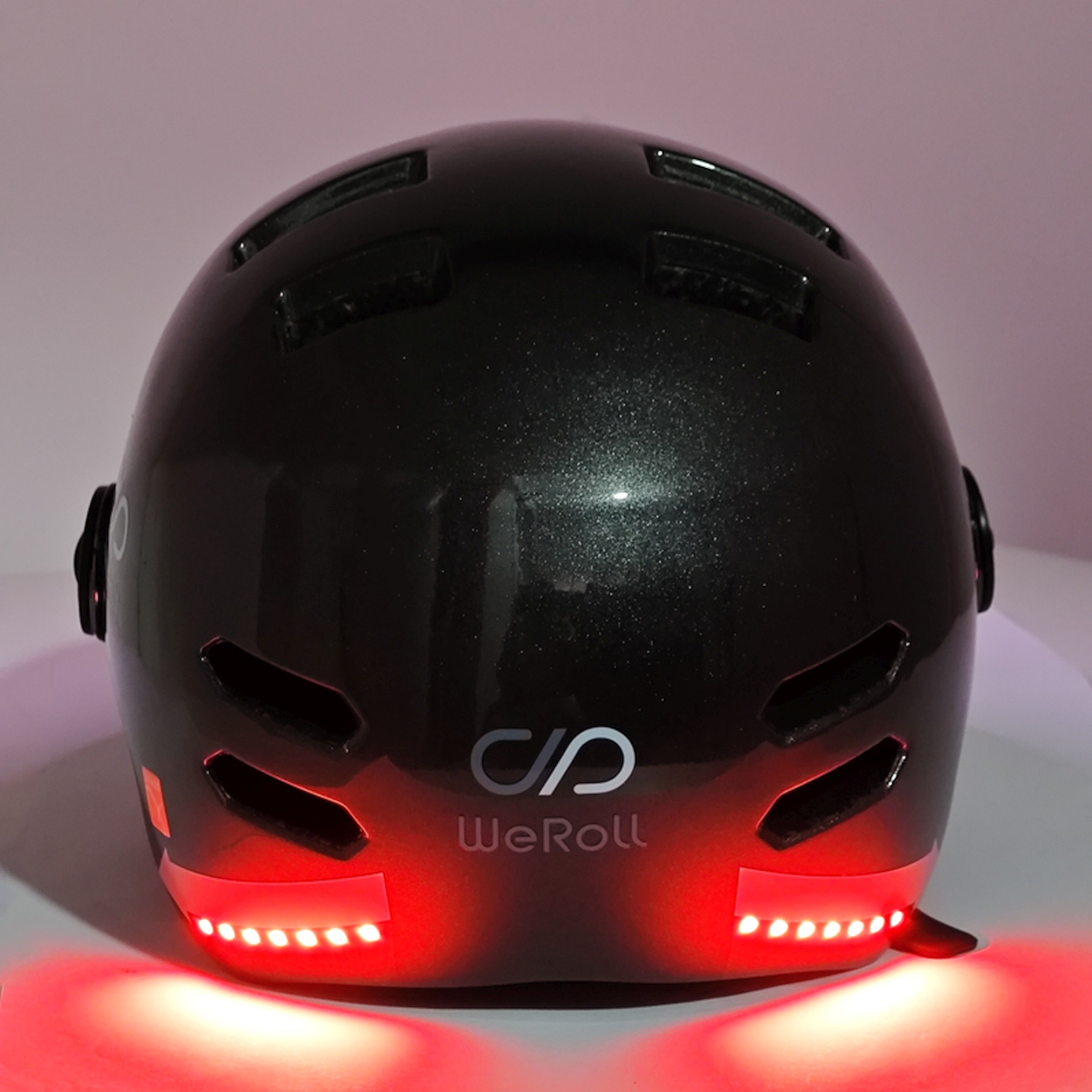 Schwarzer Helm mit roten Lichtern hinten. Er hat das Logo von WeRoll.