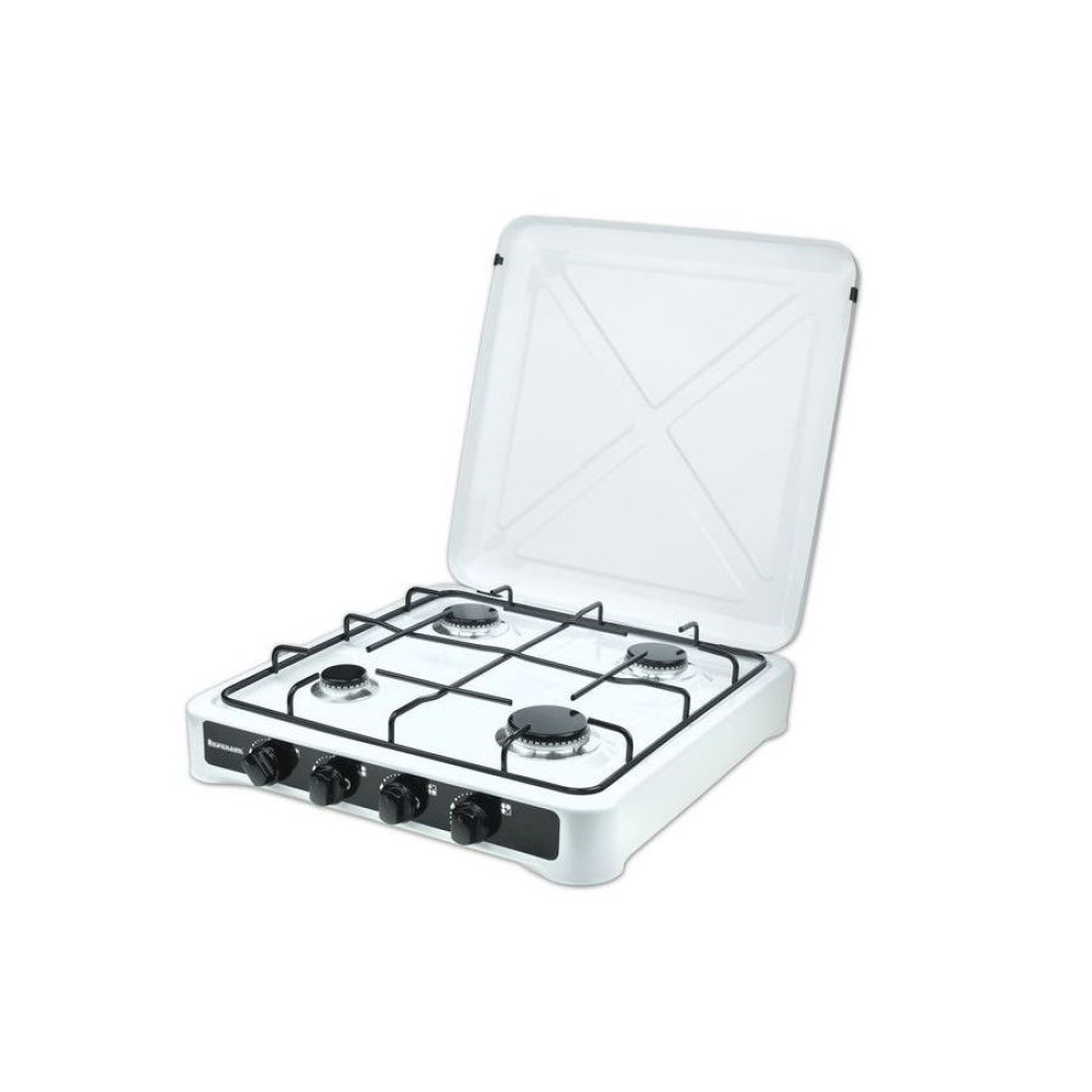 Biała kuchenka gazowa z czterema palnikami, czarnymi pokrętłami i otwartą klapą. Kuchenka stoi na białej powierzchni.