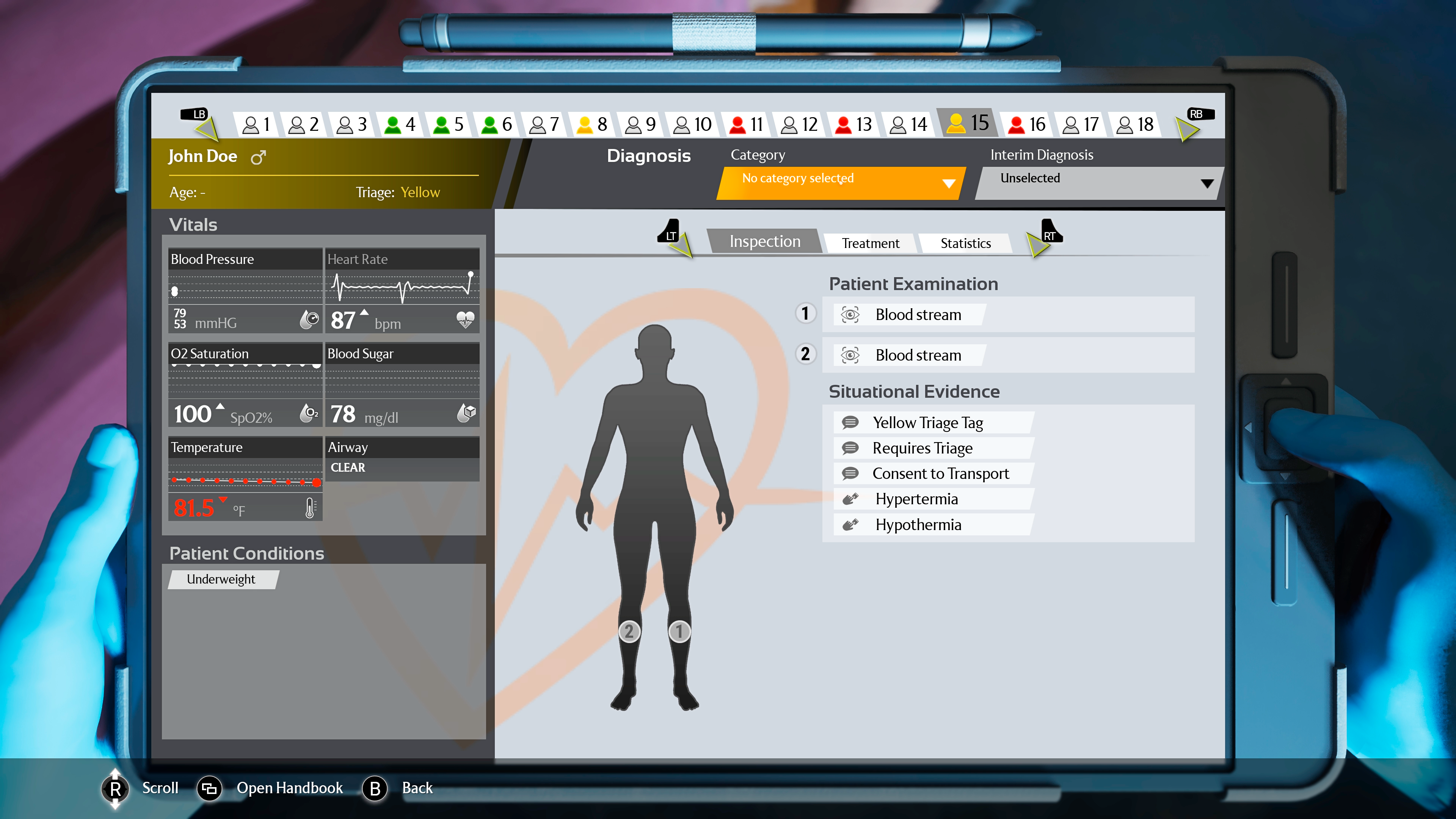 Eine medizinische Oberfläche zeigt Patientendaten, einschließlich Vitalfunktionen, Diagnose und Situationsnachweis. Eine Hand mit blauem Handschuh steuert sie.