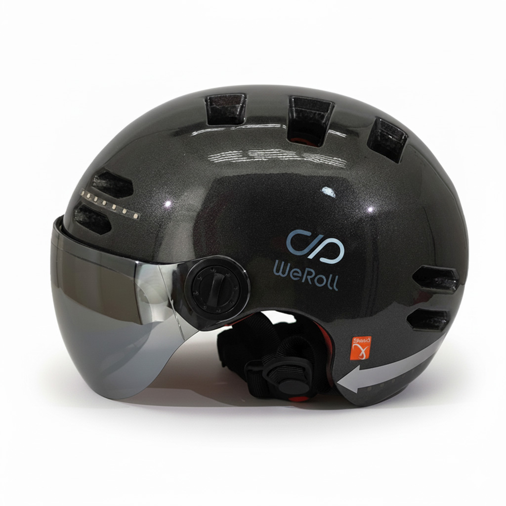 Dunkelgrauer WeRoll-Fahrradhelm mit Visier. Er hat Belüftungsöffnungen, ein Logo und einen reflektierenden Pfeilaufkleber auf weißem Hintergrund.