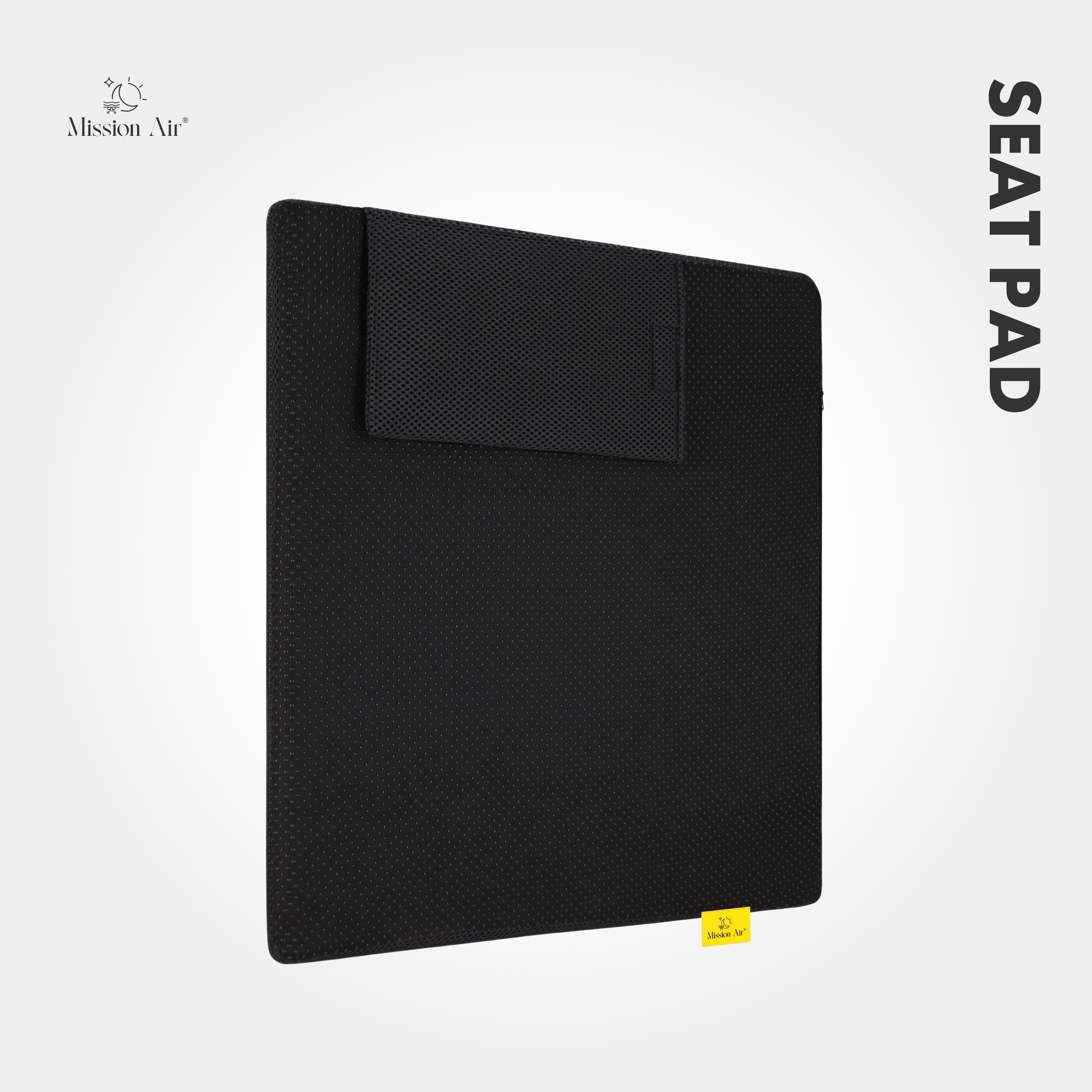 Czarna podkładka na siedzenie z podniesioną częścią zagłówka na białym tle. Widoczny napis 'Seat Pad' i logo.