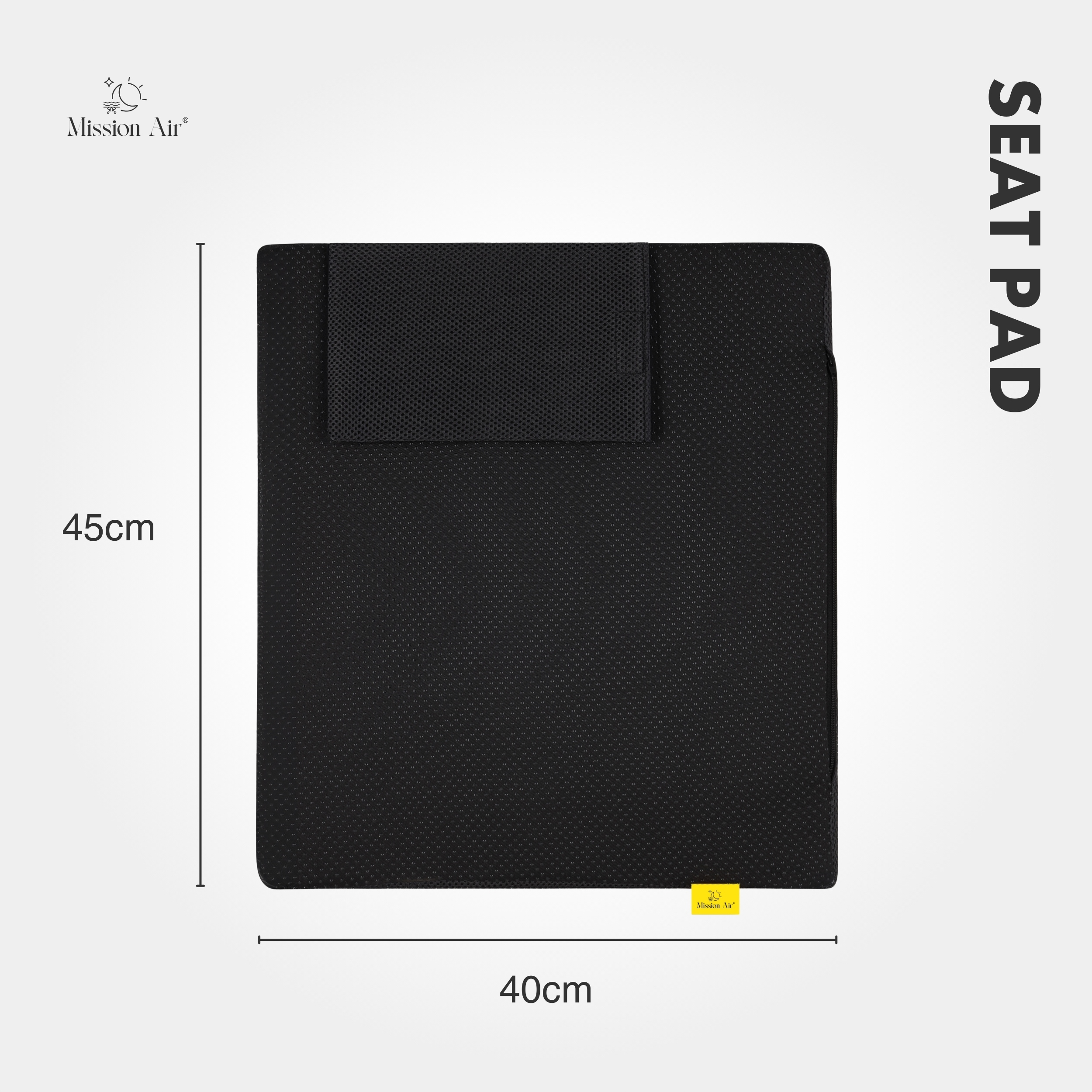 Czarna podkładka pod siedzenie z zagłówkiem, wymiary 40x45cm. Tekst: 'SEAT PAD'. Logo marki to Mission Air.