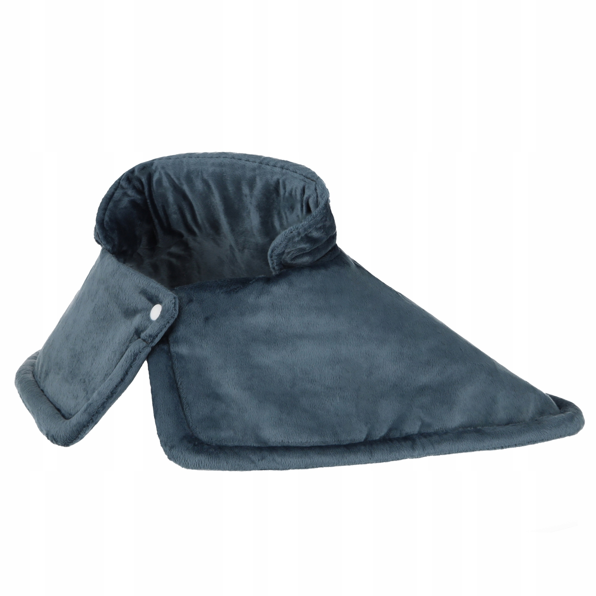 Szara, pluszowa poduszka rozgrzewająca na szyję i ramiona z zapięciem na guziki, na białym tle.