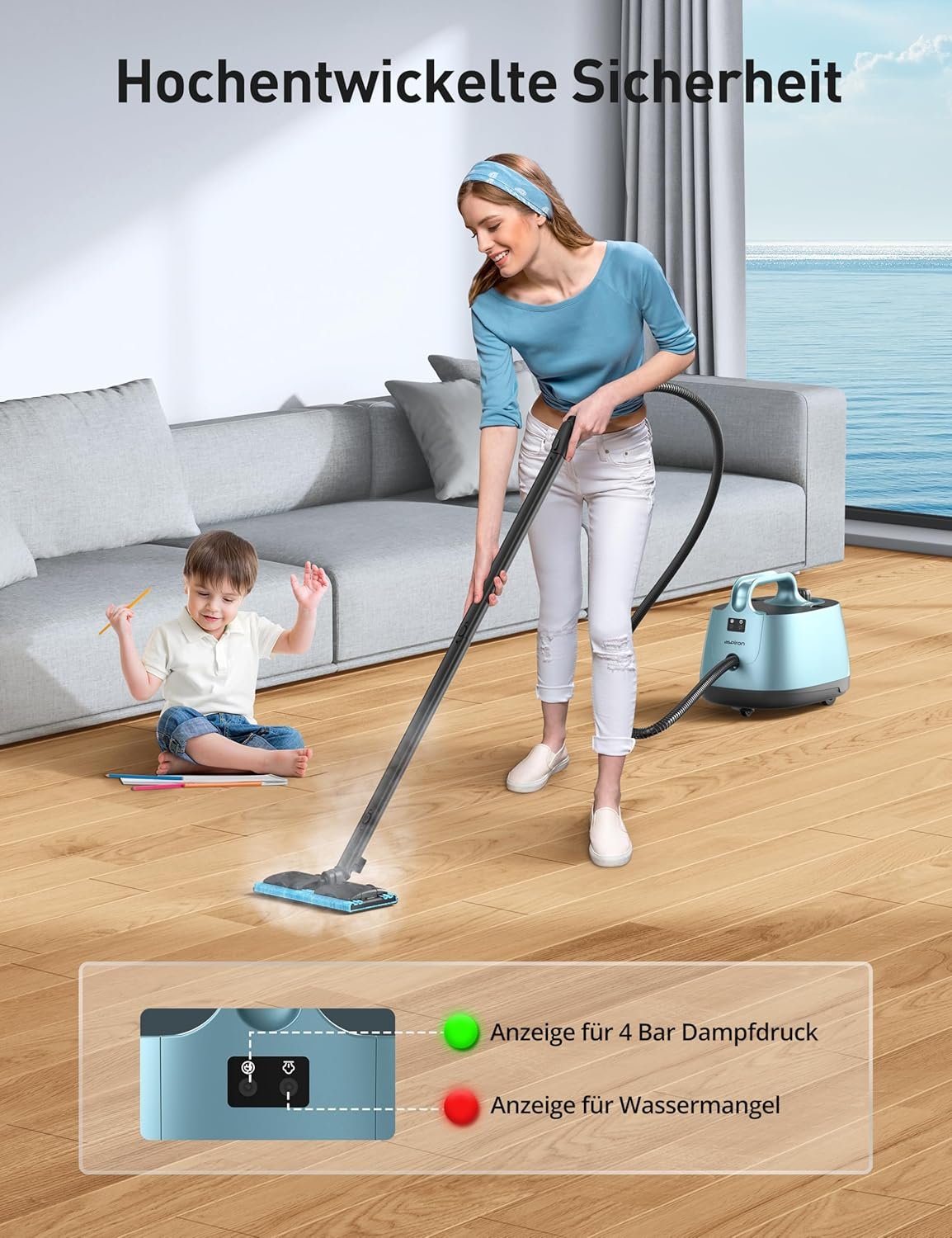 Eine Frau benutzt einen Dampfreiniger auf einem Holzboden. Ein Kind sitzt in der Nähe. Im Hintergrund sind ein Dampfreiniger und ein Sofa zu sehen.