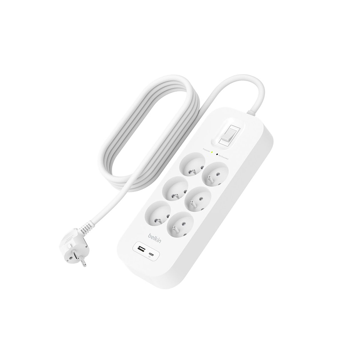 Una ciabatta Belkin bianca con sei prese, un interruttore e una porta USB. Ha un cavo e una spina bianchi.
