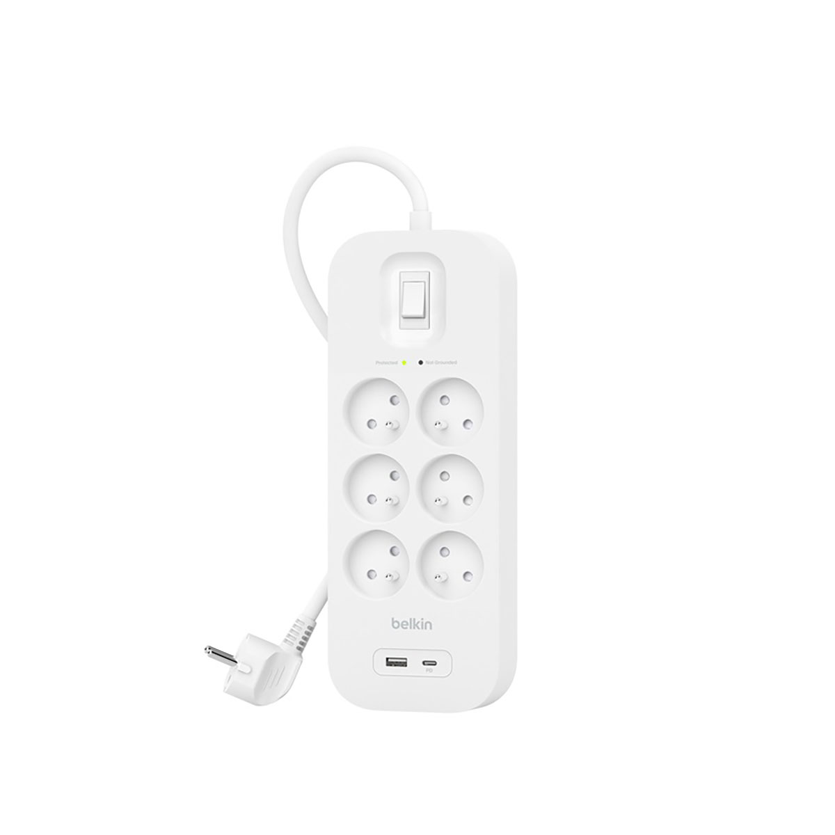 Una ciabatta Belkin bianca con sei prese, un interruttore e porte USB. Una spina si estende verso sinistra.