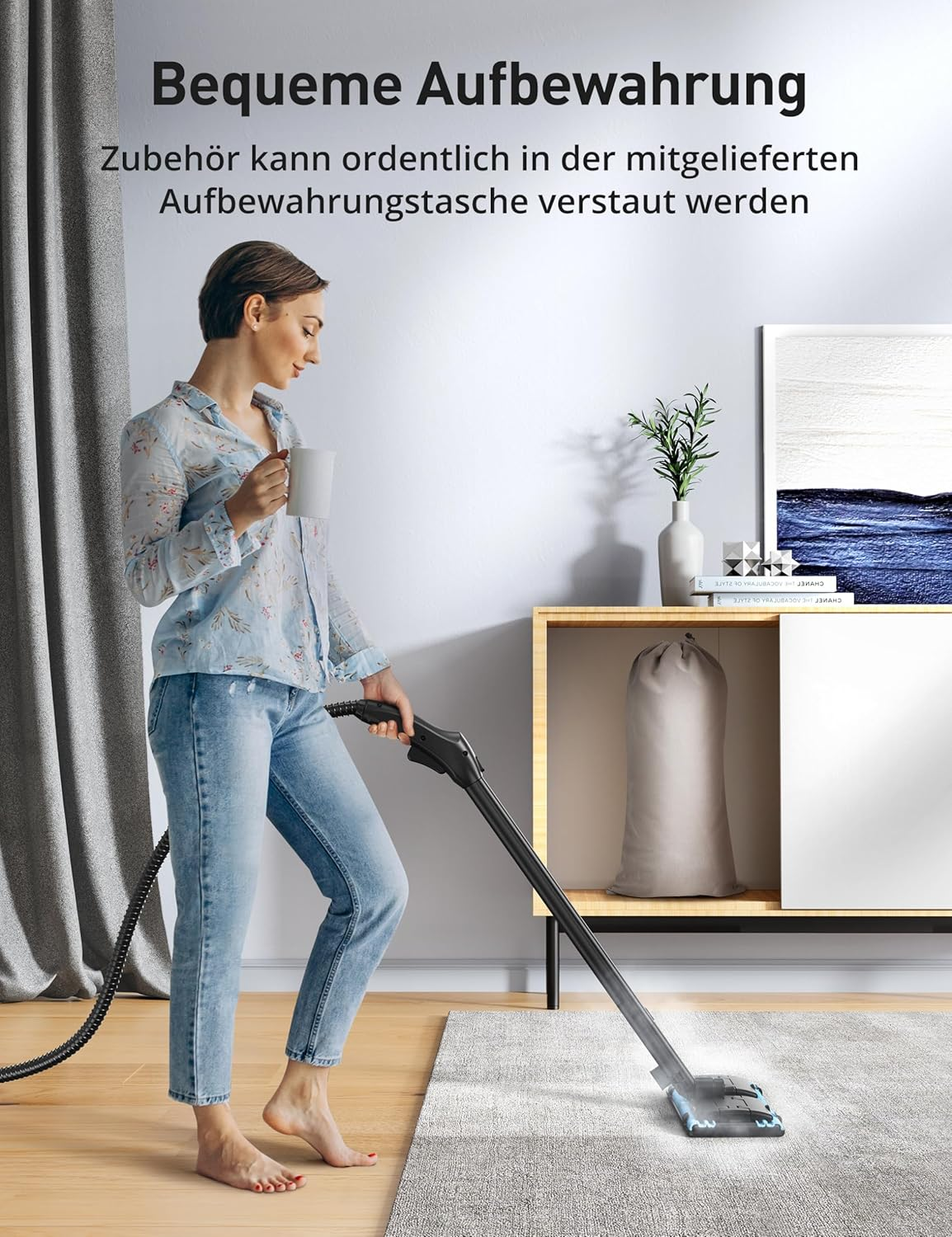 Eine Frau mit Tasse saugt Teppichboden. Ein Aufbewahrungsbeutel befindet sich in einem Holzschrank im Hintergrund.