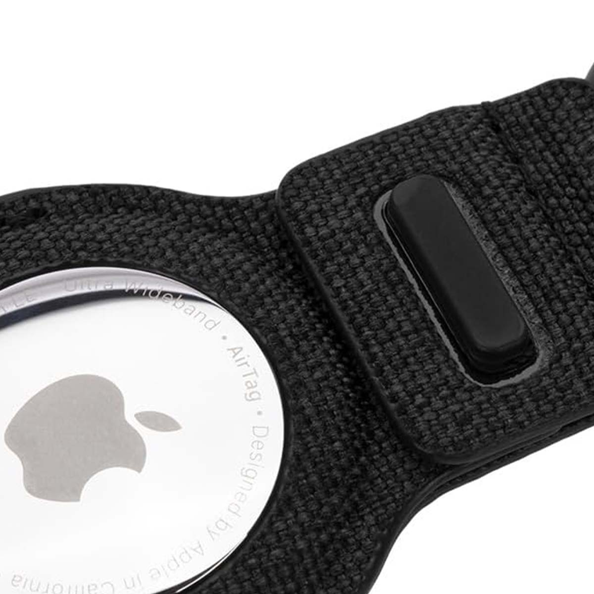 Primo piano di un supporto AirTag nero con un Apple AirTag. L'AirTag è argentato con il logo Apple. Il supporto ha un cinturino nero.