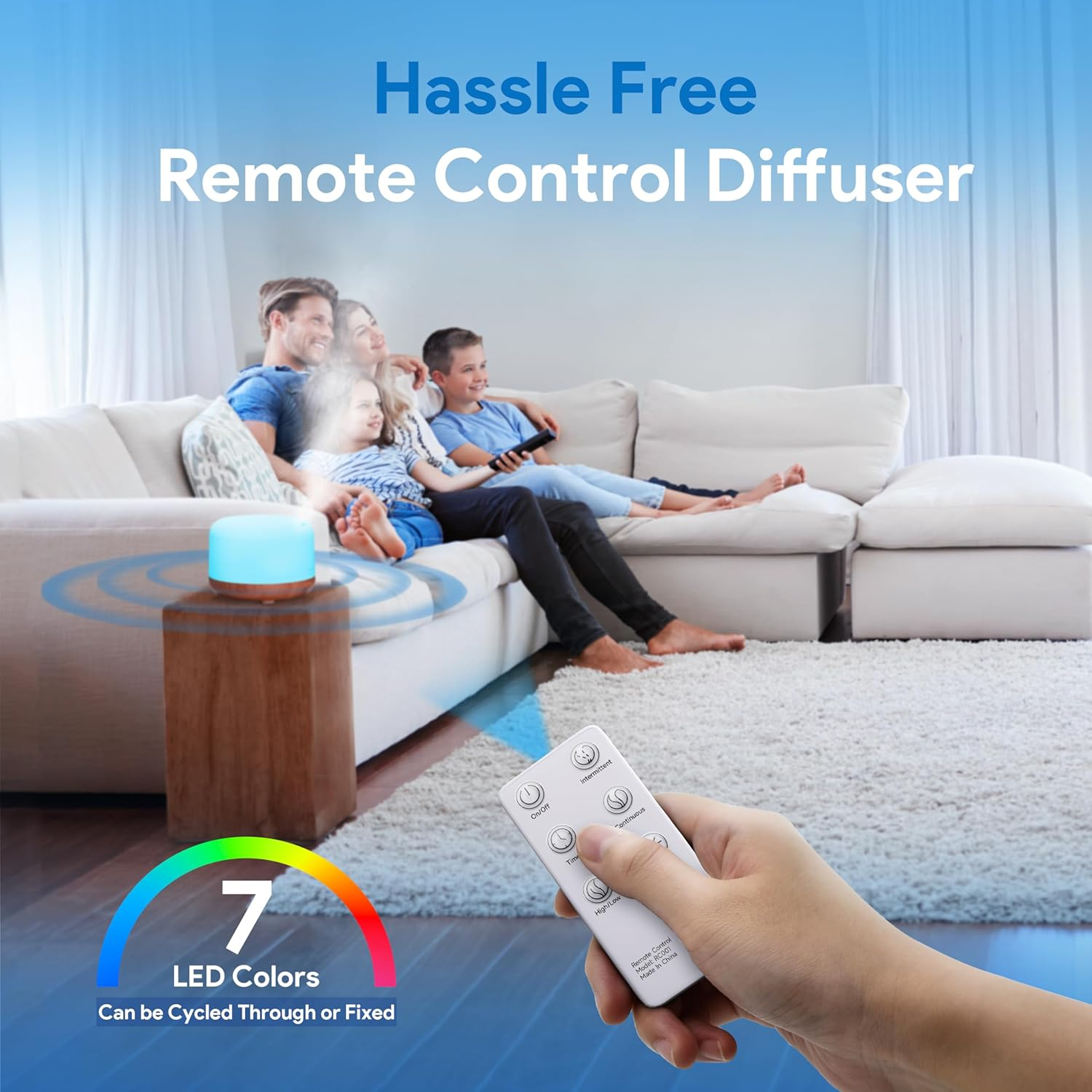Eine Familie auf einem weißen Sofa. Eine Fernbedienung wird gehalten. Ein Diffusor emittiert Dampf. Text: Hassle Free Remote Control Diffuser, 7 LED-Farben.