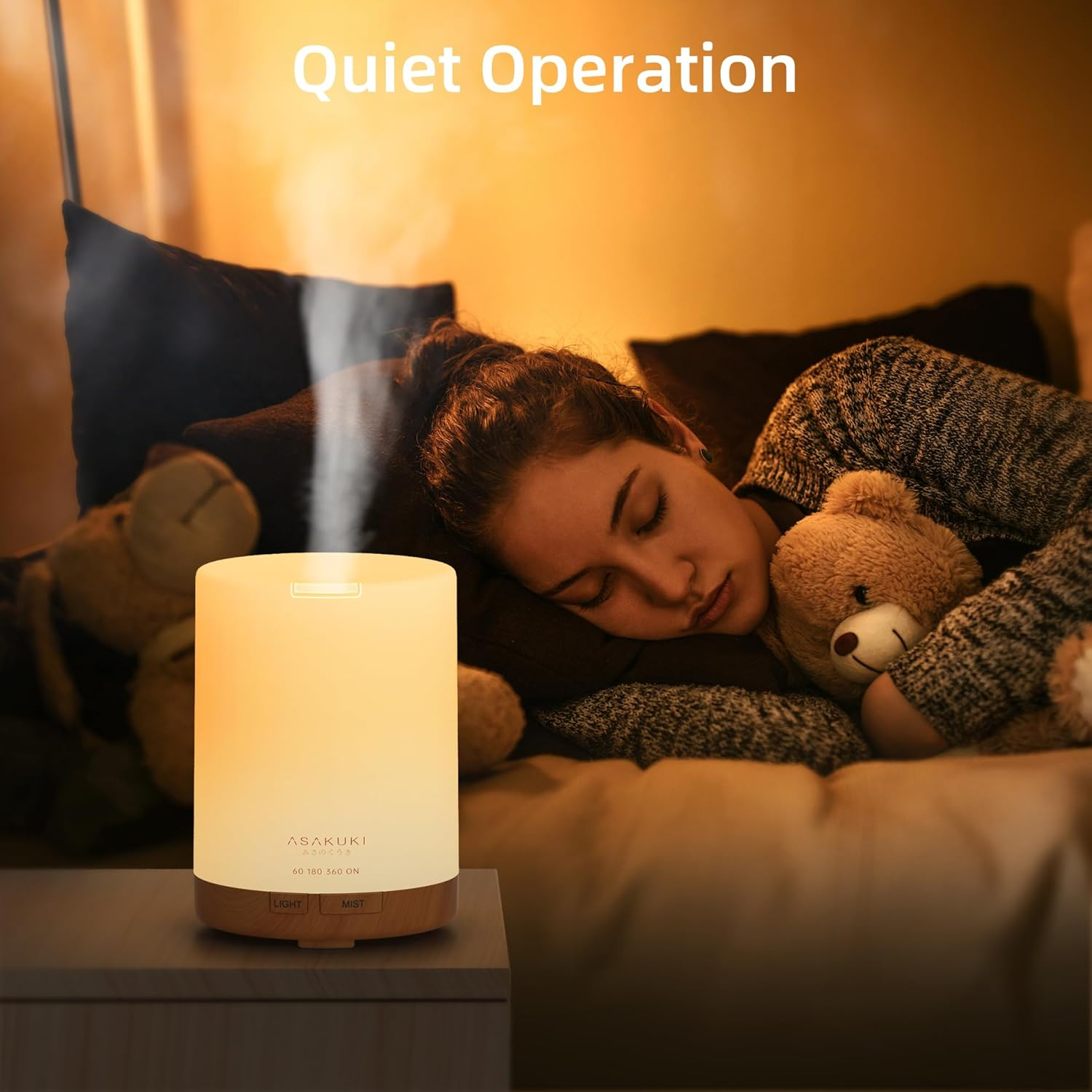 Eine Frau schläft neben einem Teddybären. Ein Luftdiffusor leuchtet neben ihr. Oben steht 'Quiet Operation'.