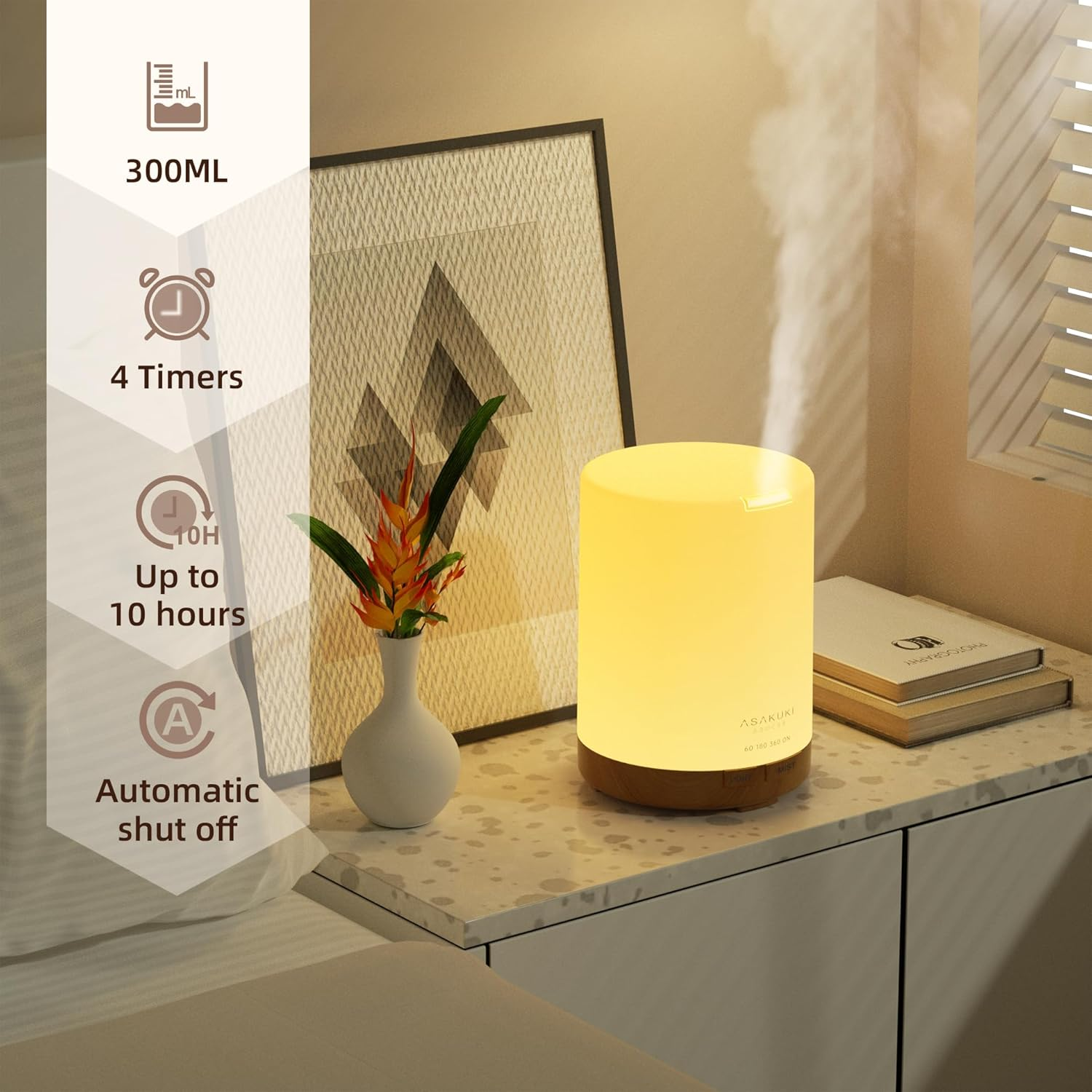 Ein beleuchteter Aromadiffusor mit einer Blumenvase, Büchern und einem gerahmten Bild auf einem Nachttisch. Text zeigt Funktionen.