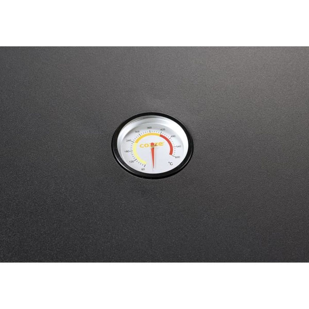 Close-up van een zwart oppervlak met een ronde thermometer. De thermometer geeft de temperatuur in Celsius aan.