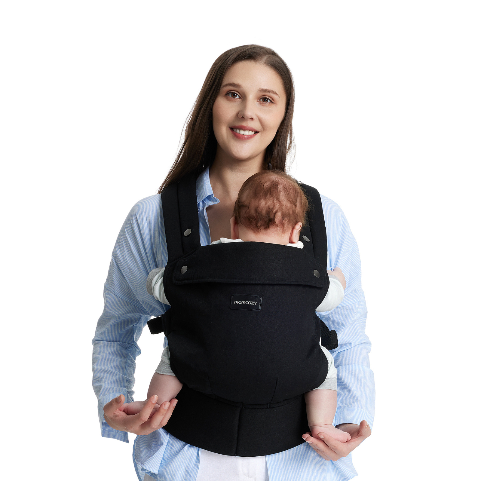 Una donna tiene in braccio un bambino in un marsupio nero. La donna indossa una camicia blu. Si vede la schiena del bambino.