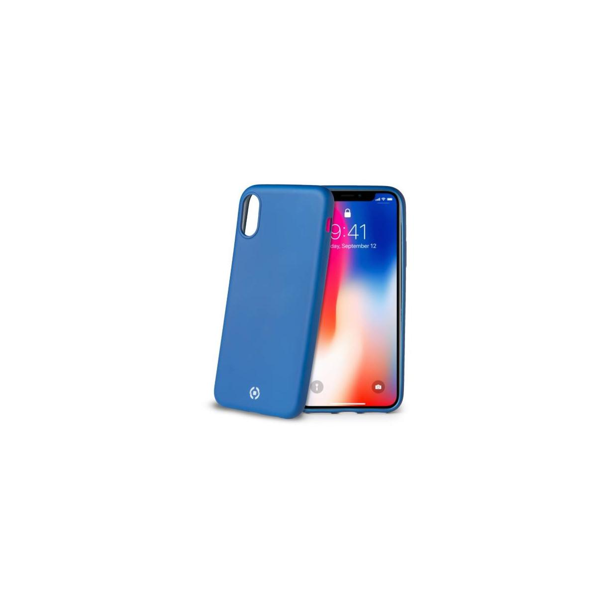 Una custodia blu per telefono accanto a uno smartphone con l'ora 9:41 sullo schermo. Entrambi gli oggetti su sfondo bianco.