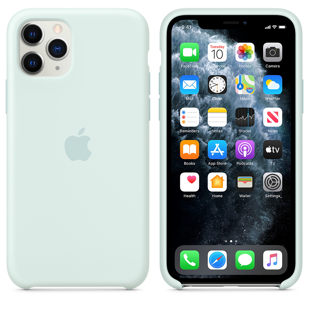 Un iPhone vert menthe avec un étui, affichant l'écran d'accueil avec des icônes d'applications. Le téléphone est sur une surface blanche.