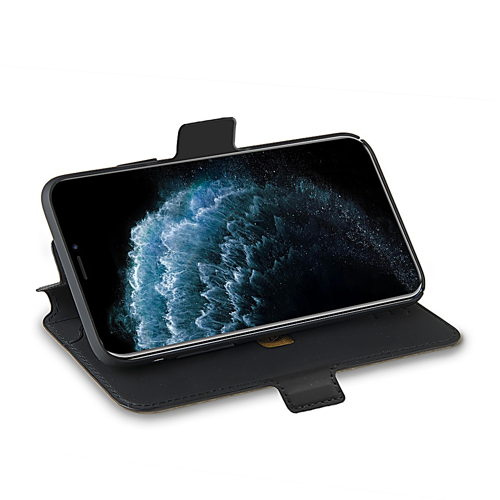 Uno smartphone in una custodia a portafoglio nera è in mostra. Lo schermo mostra un'immagine astratta blu e bianca. La custodia è aperta.