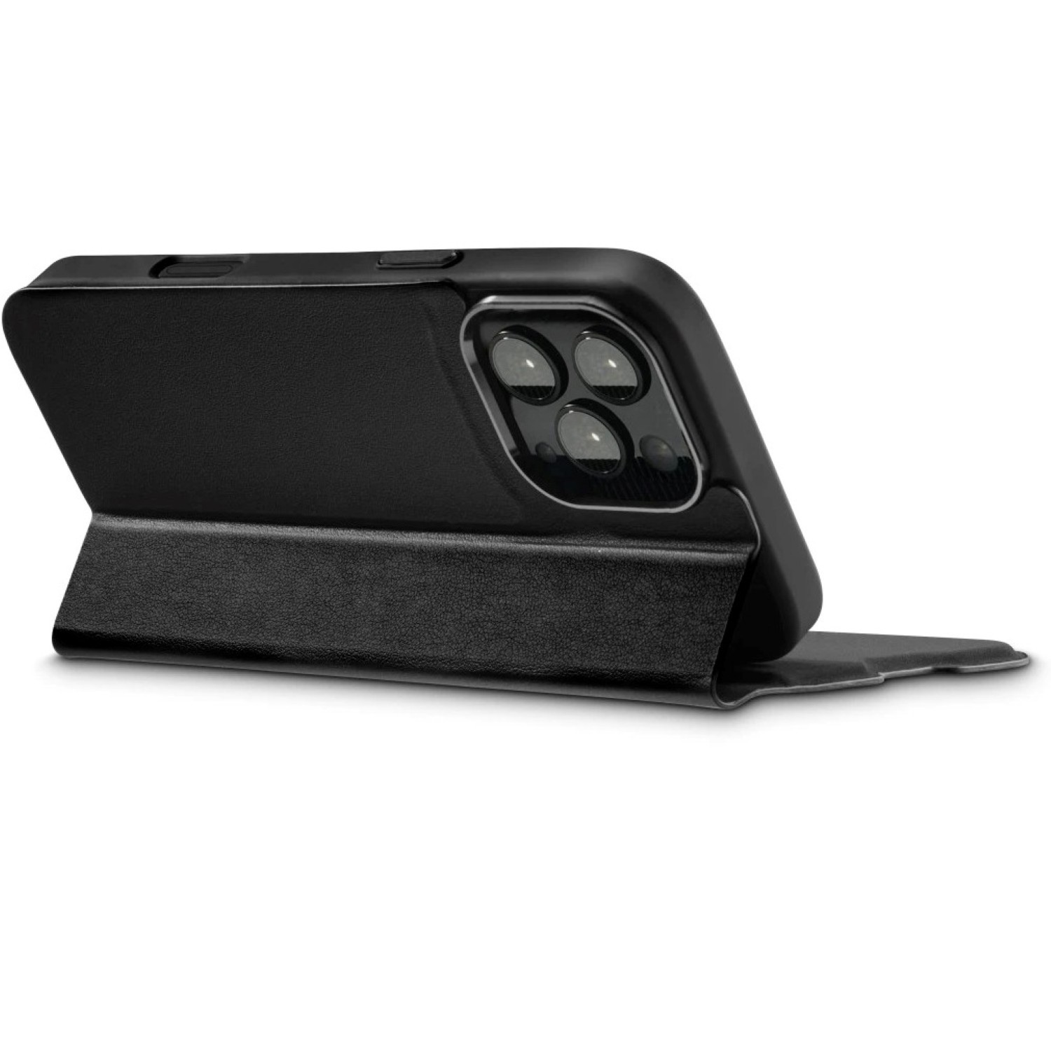 Eine schwarze iPhone-Hülle mit Klappdeckel ist aufgestellt. Die Hülle hat ein Kameramodul mit drei Objektiven und befindet sich auf weißem Hintergrund.