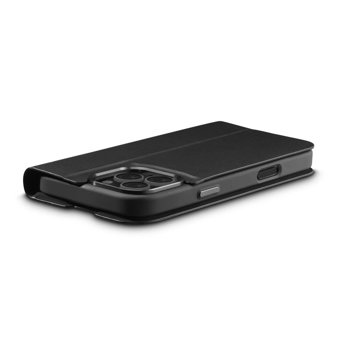 Eine schwarze Handyhülle liegt horizontal. Die Hülle hat eine über das Telefon gefaltete Abdeckung. Der Hintergrund ist weiß.