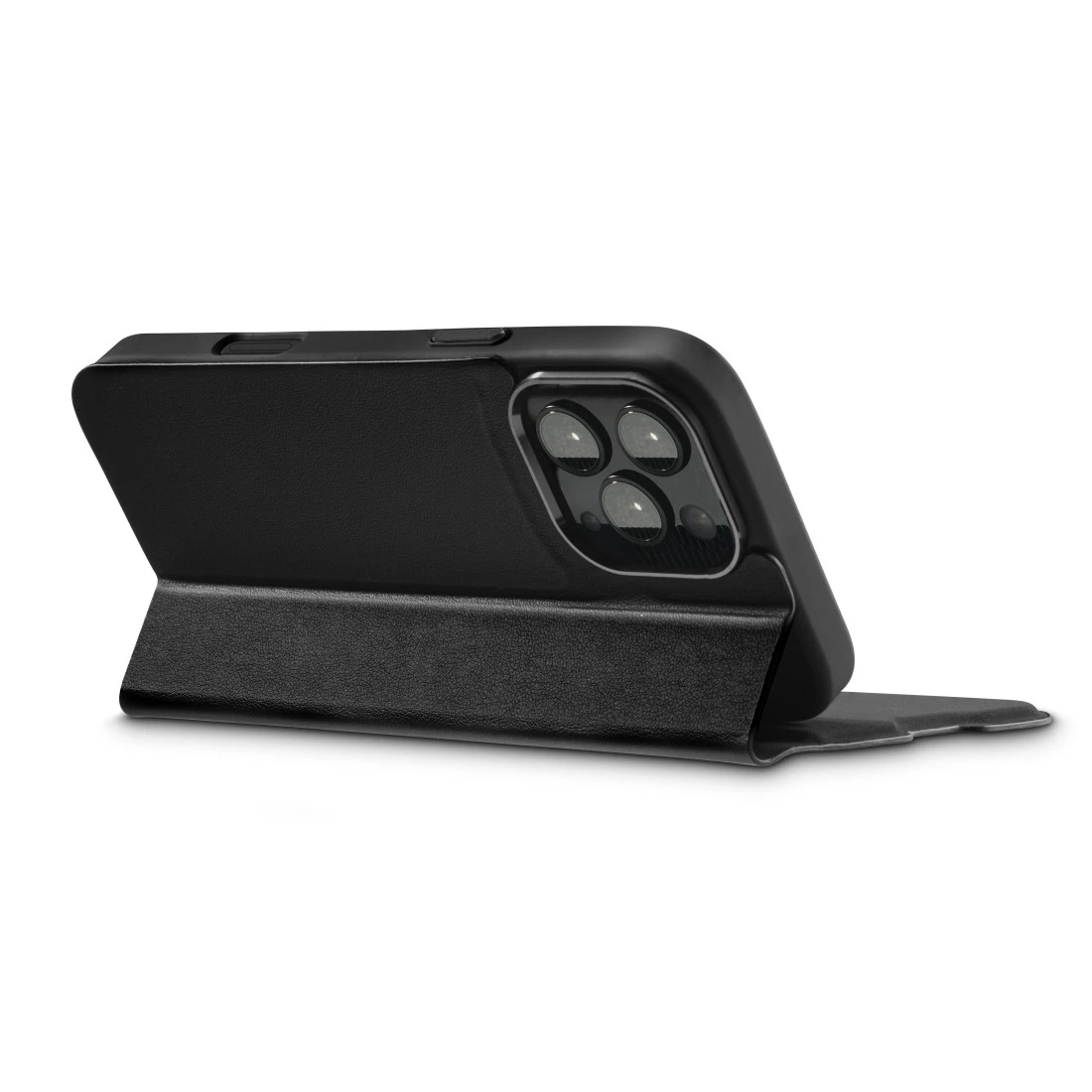 Schwarze Handyhülle geöffnet. Das Telefon befindet sich in der Hülle. Der Hintergrund ist weiß.