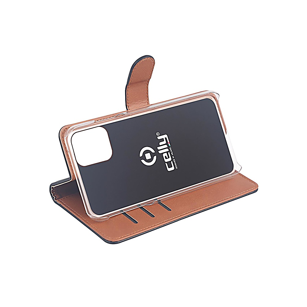 Una custodia per telefono è aperta, mostrando lo schermo del telefono. La custodia è marrone con l'interno nero. Il logo Celly è visibile.