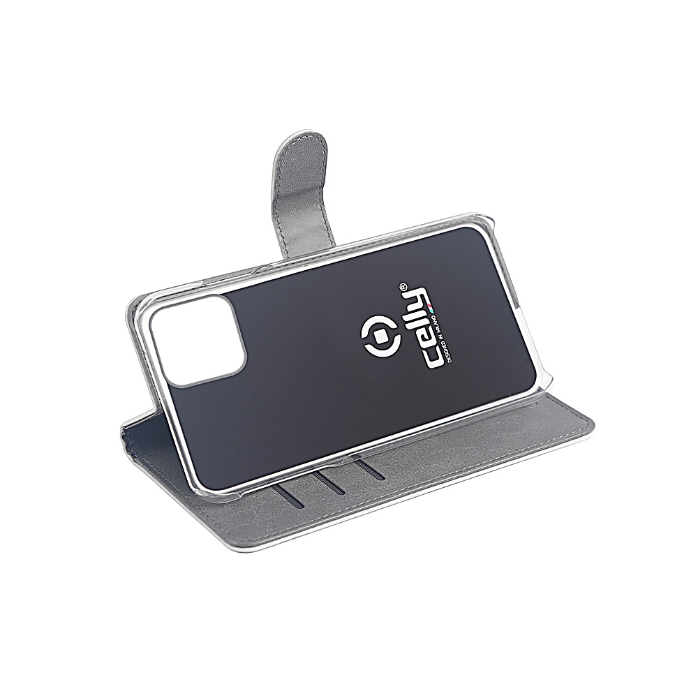 Una custodia grigia con un telefono all'interno è su una superficie bianca. Lo schermo del telefono è nero con un logo bianco. La custodia è aperta.