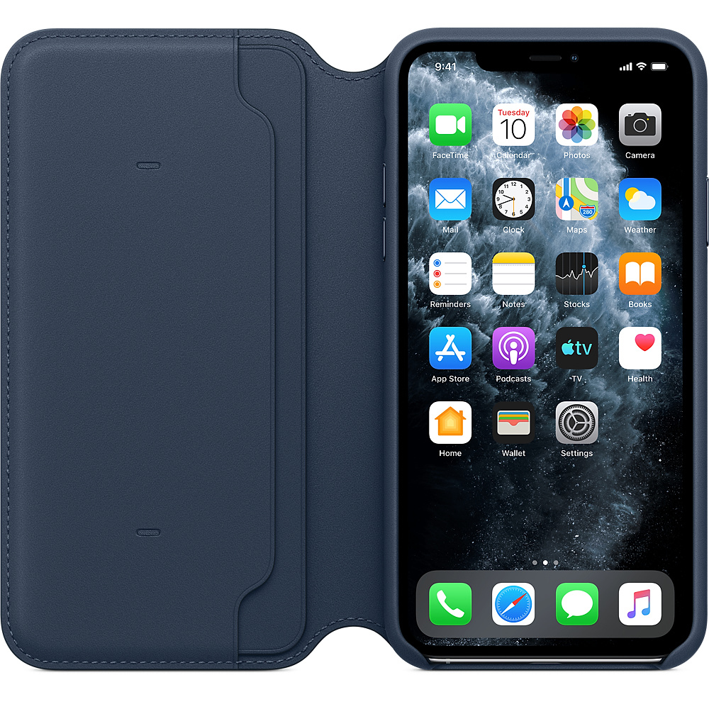 Ein iPhone, das seinen Startbildschirm anzeigt, befindet sich in einer blauen Lederhülle. Der Bildschirm zeigt Apps wie FaceTime, Kalender und Kamera.