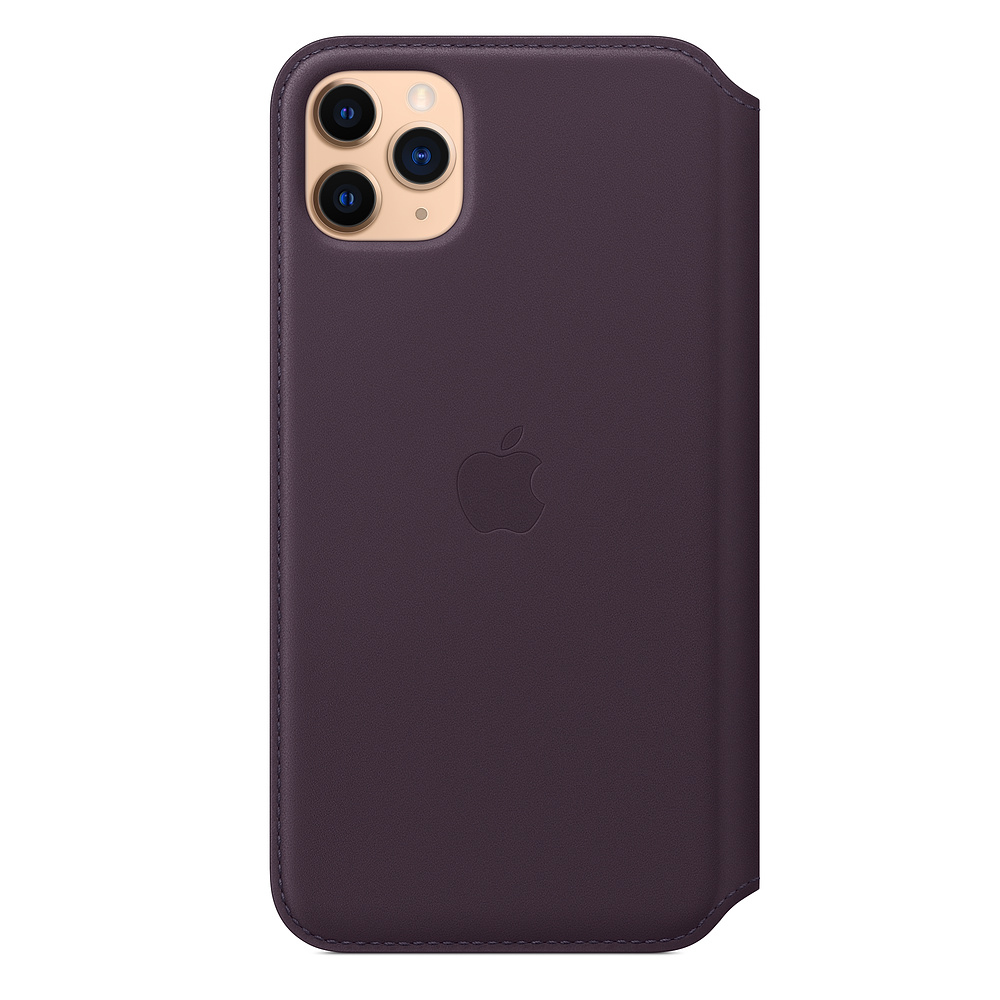 Eine dunkelviolette iPhone-Hülle mit dem Apple-Logo auf der Rückseite. Sie hat drei Kameralinsen und einen Blitz.