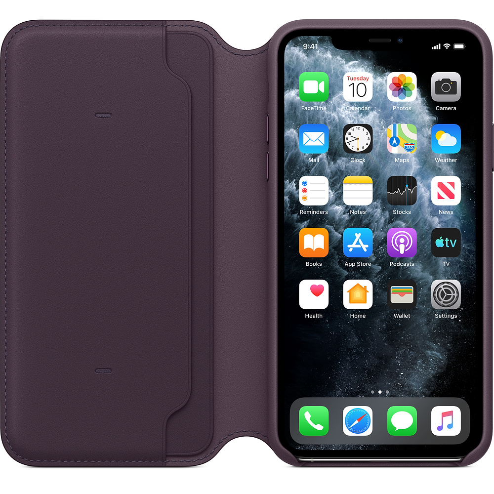 Ein iPhone mit eingeschaltetem Bildschirm in einer lila Lederhülle. Der Bildschirm zeigt App-Symbole. Die Uhrzeit ist 9:41.