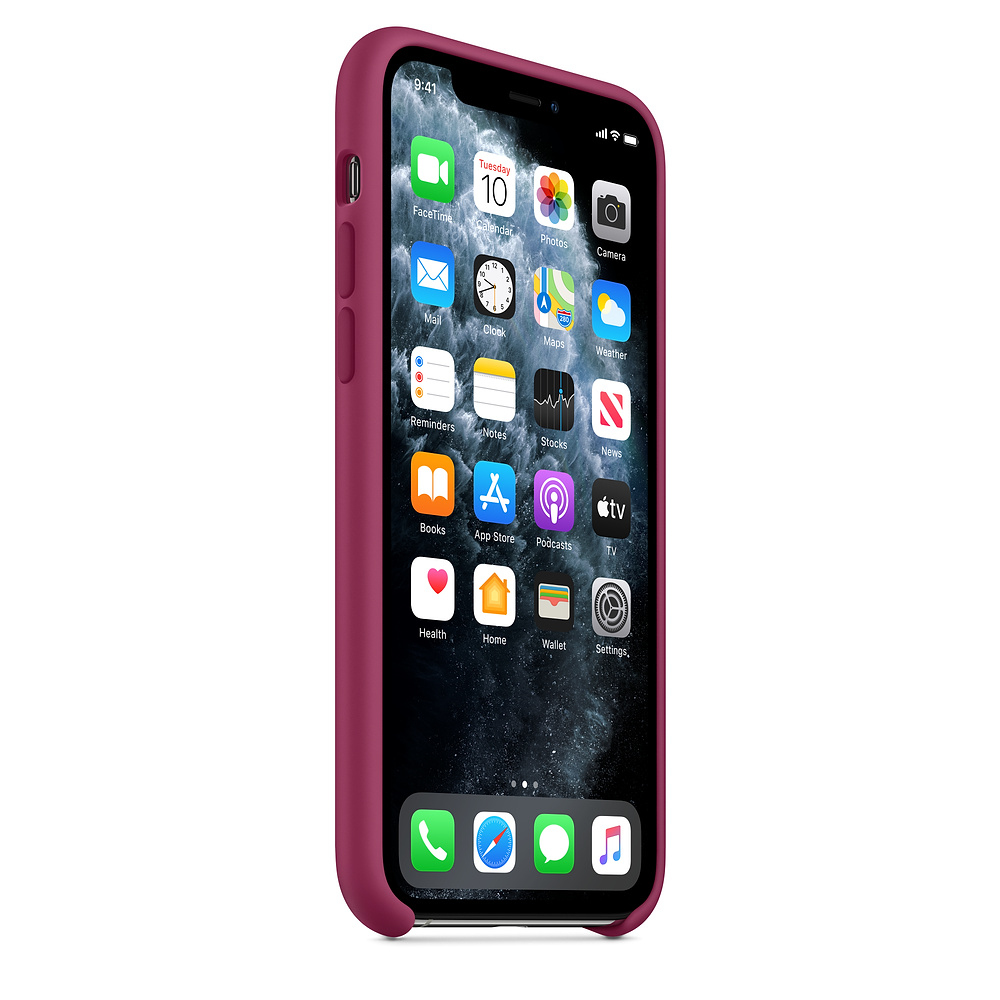 Een iPhone met een bordeauxrode hoes toont apps. Het scherm toont datum, tijd en app-iconen tegen een donkere achtergrond.