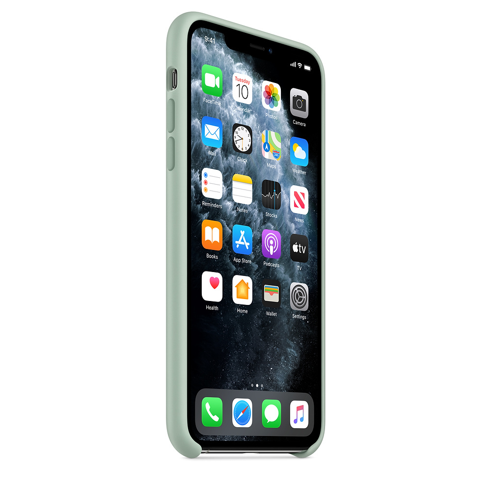 Een iPhone met een lichtgroene hoes toont app-pictogrammen op het scherm. De telefoon is iets gekanteld. De achtergrond is wit.