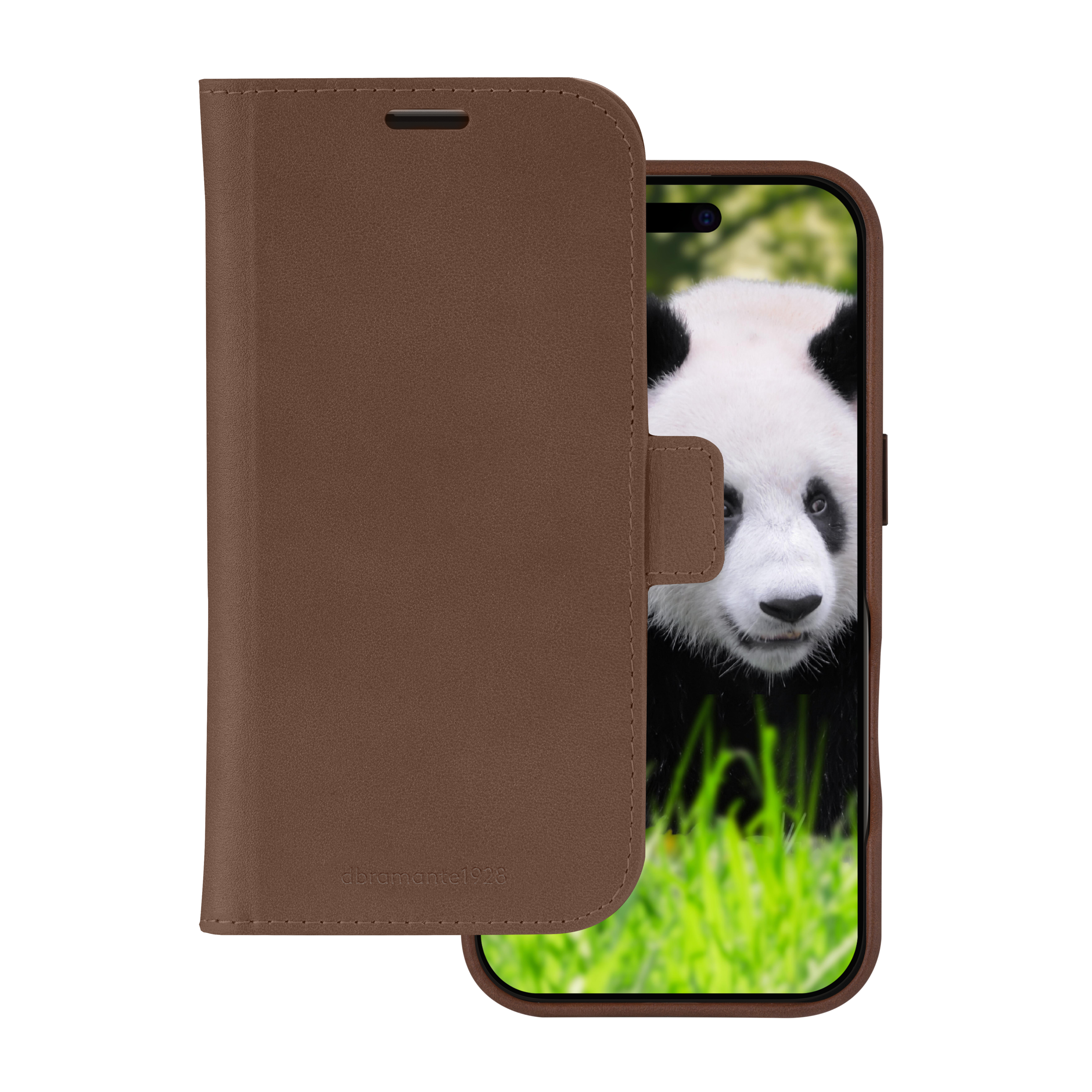 Custodia per telefono in pelle marrone con immagine di panda sullo schermo. La custodia è aperta, mostrando la faccia del panda nell'erba verde.