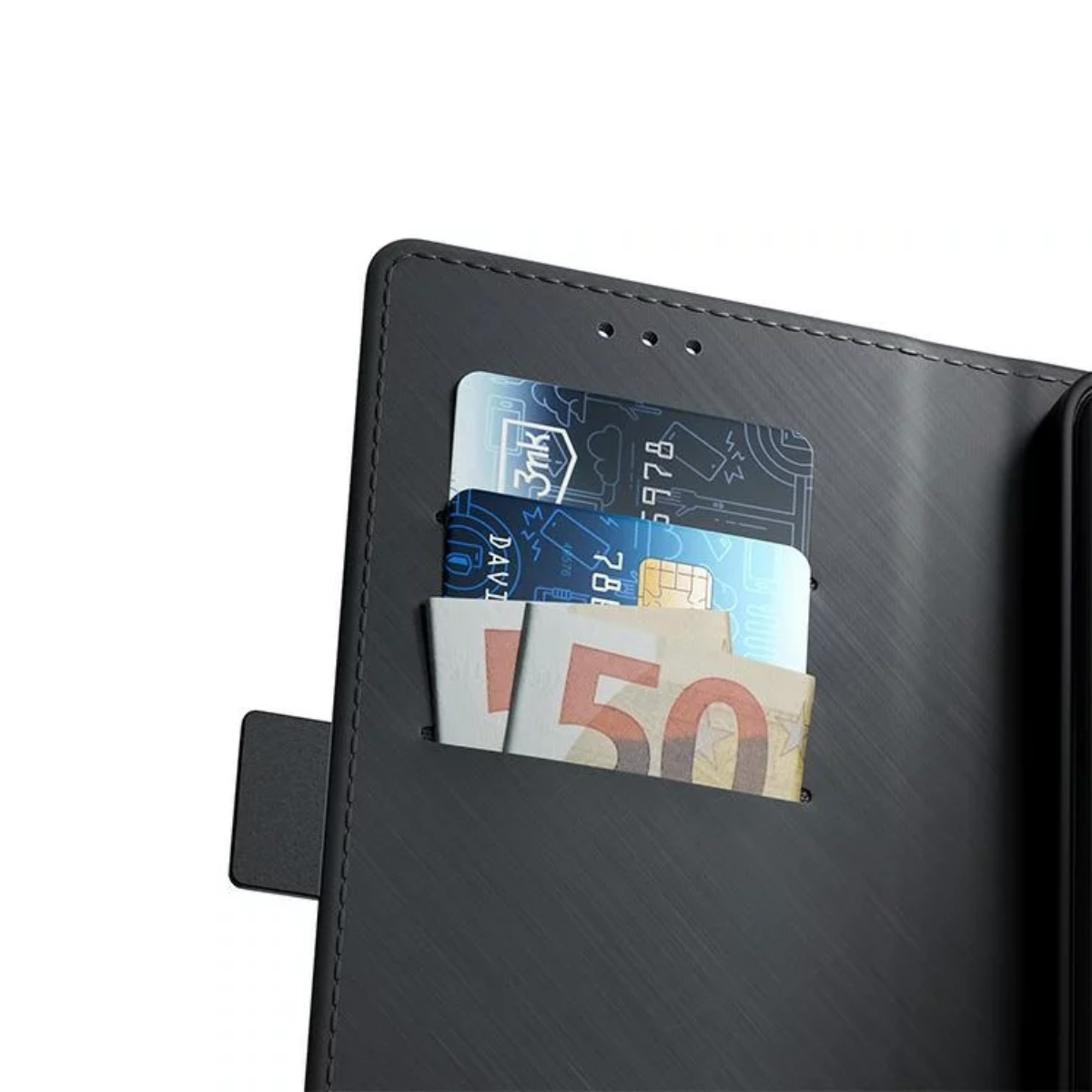 Primo piano di un portafoglio con carte e contanti in tasca. Il portafoglio è nero. Le carte sono blu e bianche. I contanti sono visibili.