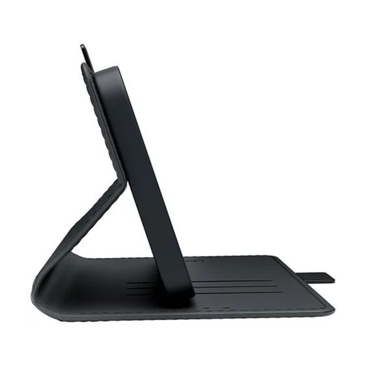 Una custodia nera per tablet è aperta. La custodia è angolata, mostrando il tablet all'interno. Lo sfondo è bianco.